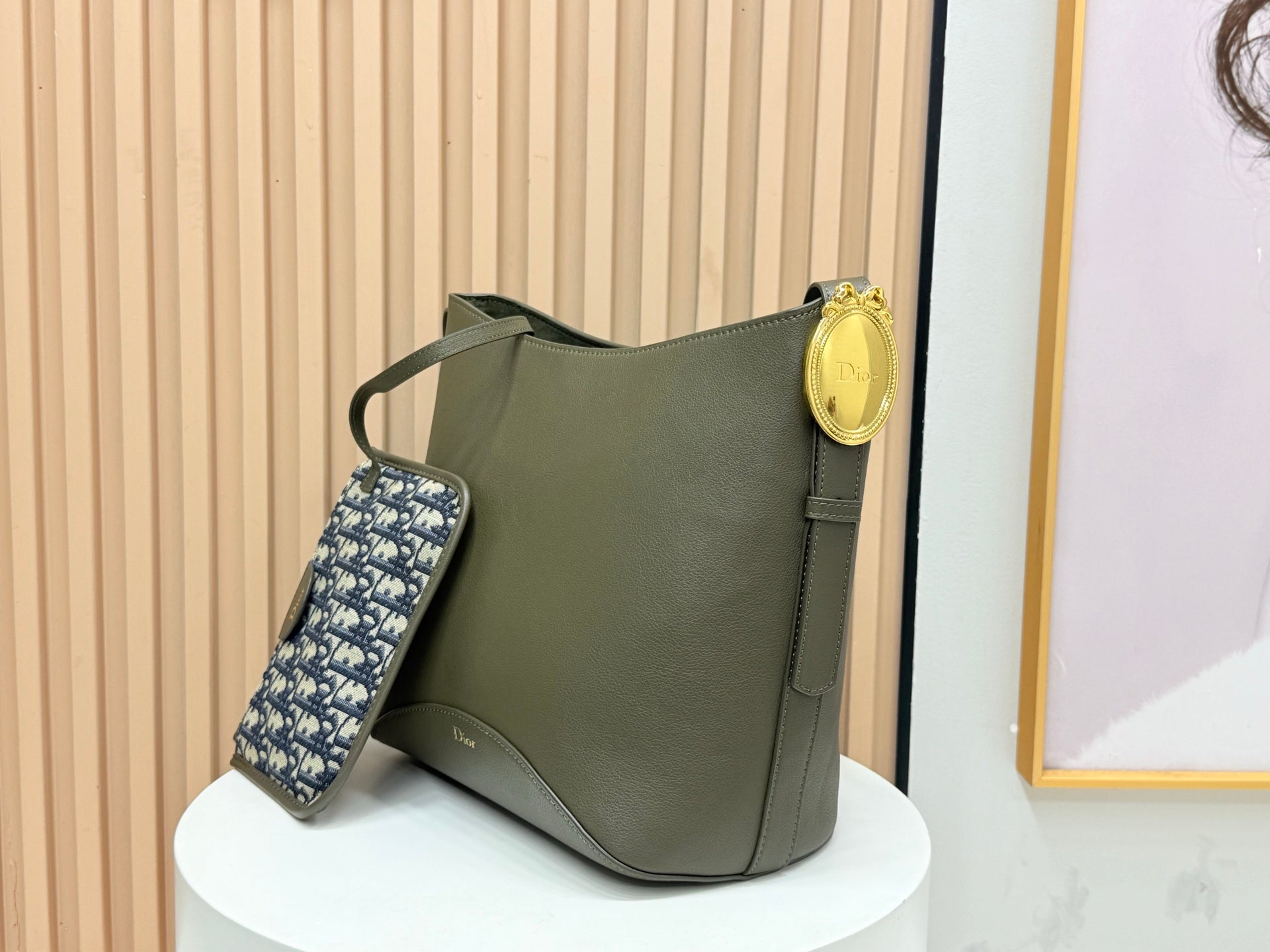 B1R76D45 Popular leather bag
