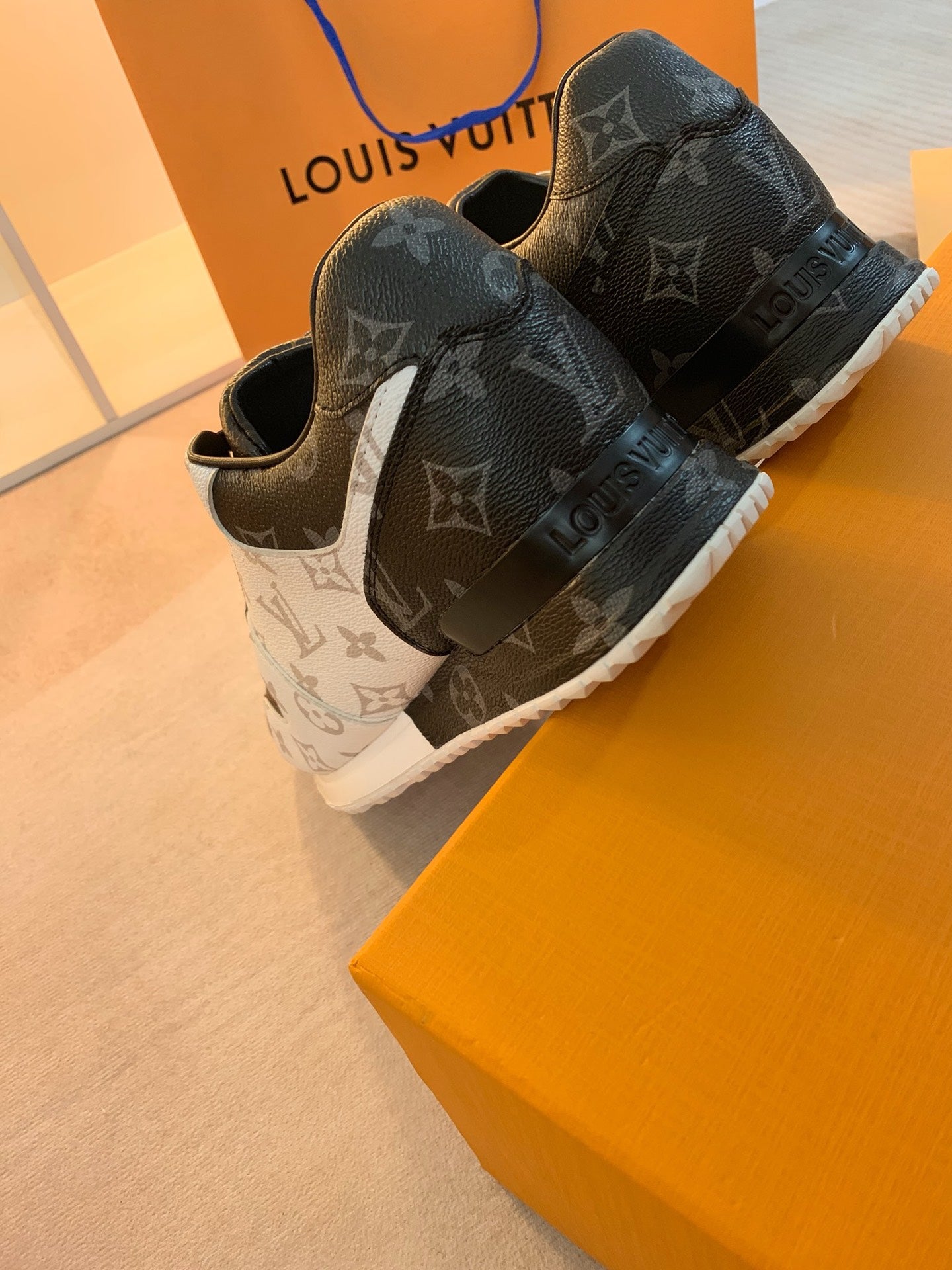 Z2Q95E103  Popular high-quality  shoes