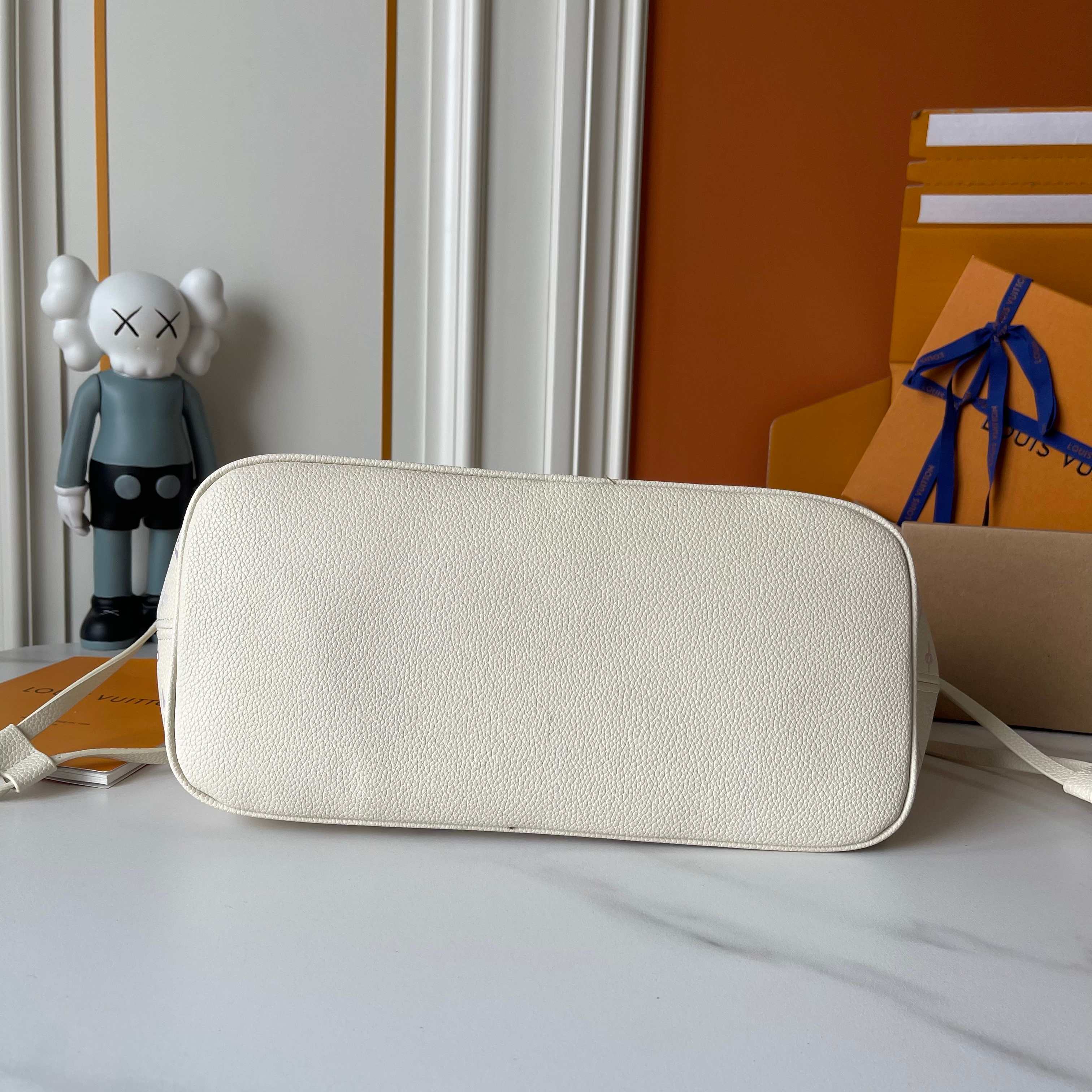 B1P46E93 Popular leather bag