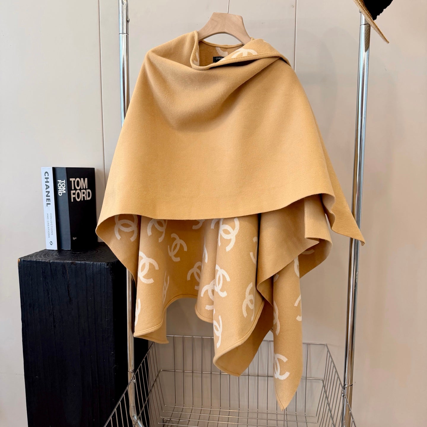 W1R86C60 Popular cape