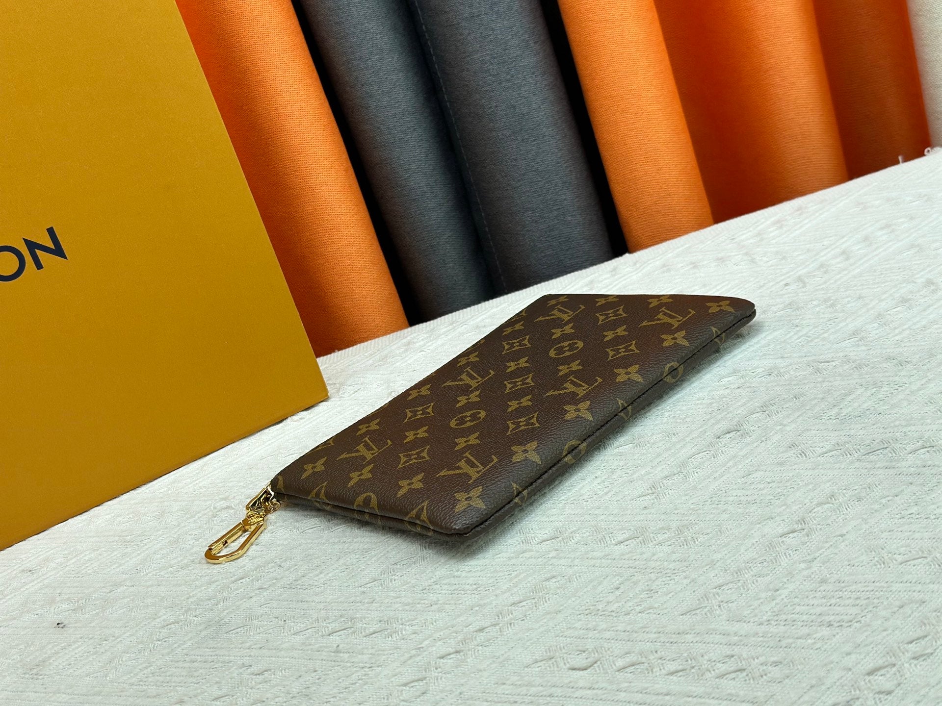 B1N95E10 Popular leather   Wallets