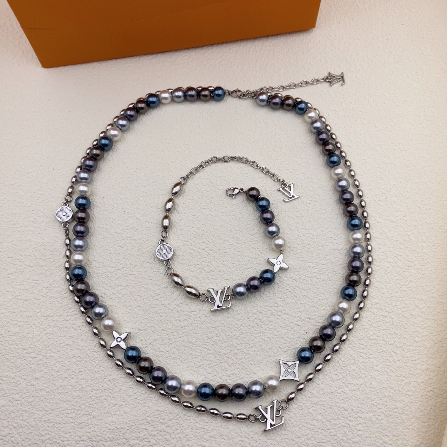 X1Q85E342X Popular Necklaces. Bracelets