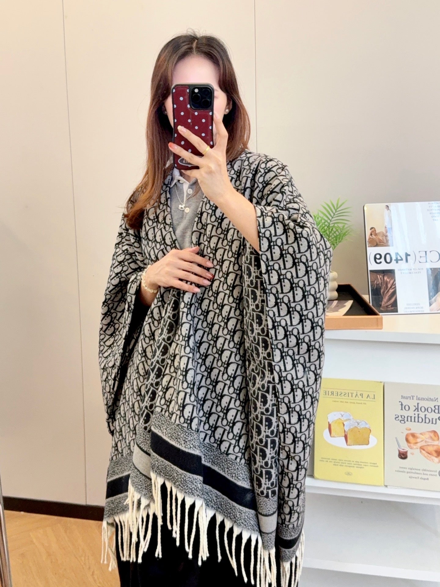 W1R86D10 Popular cape