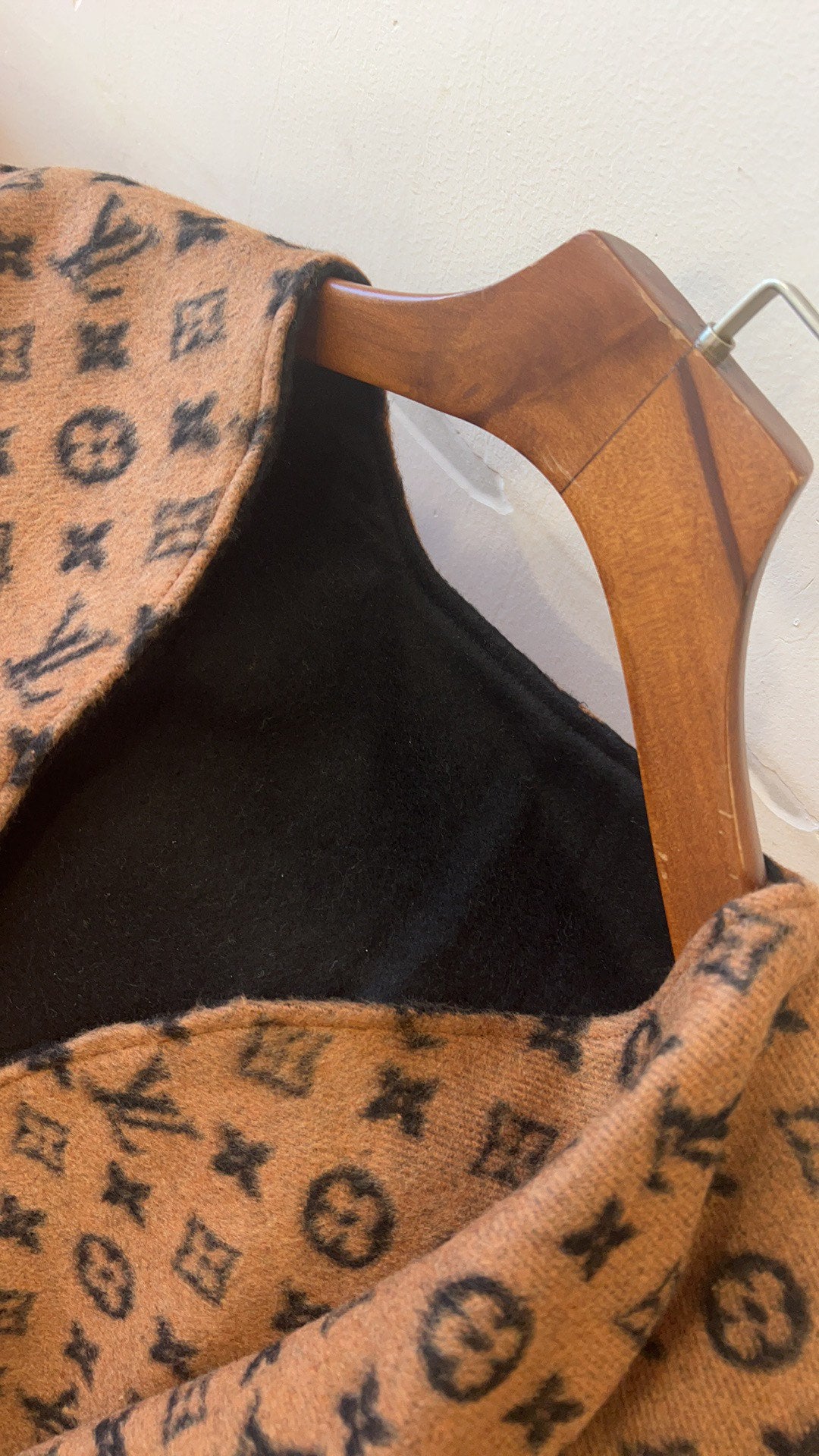 W1R86E9 Popular cape