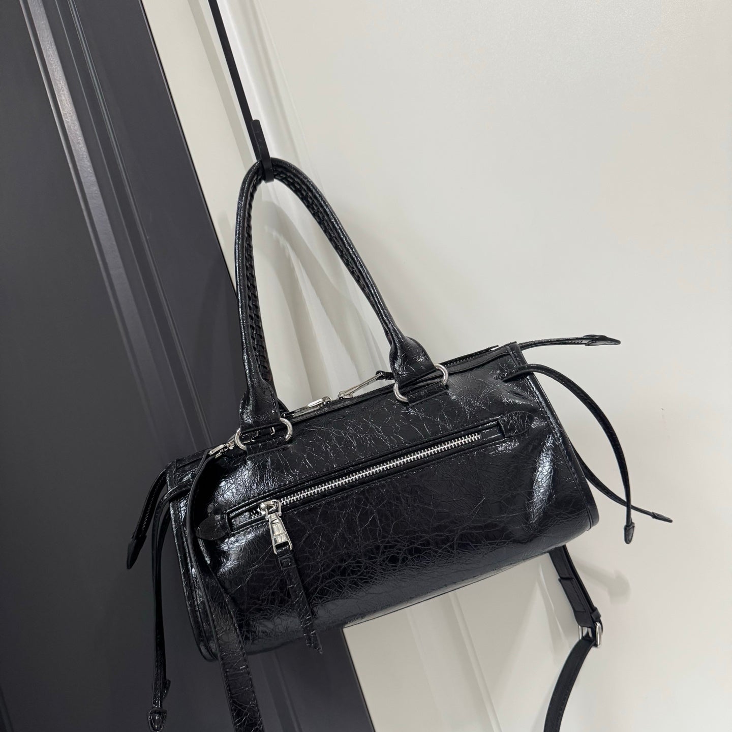 B1R76A21 Popular leather bag