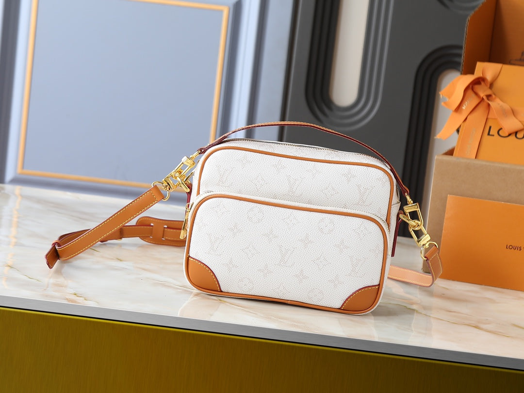 B1P46E109 Popular leather bag