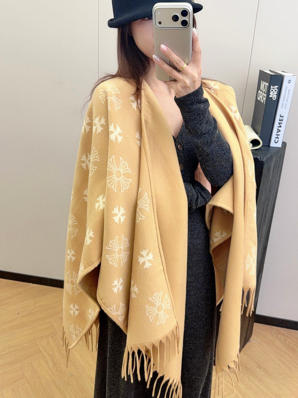W1R86A57 Popular cape