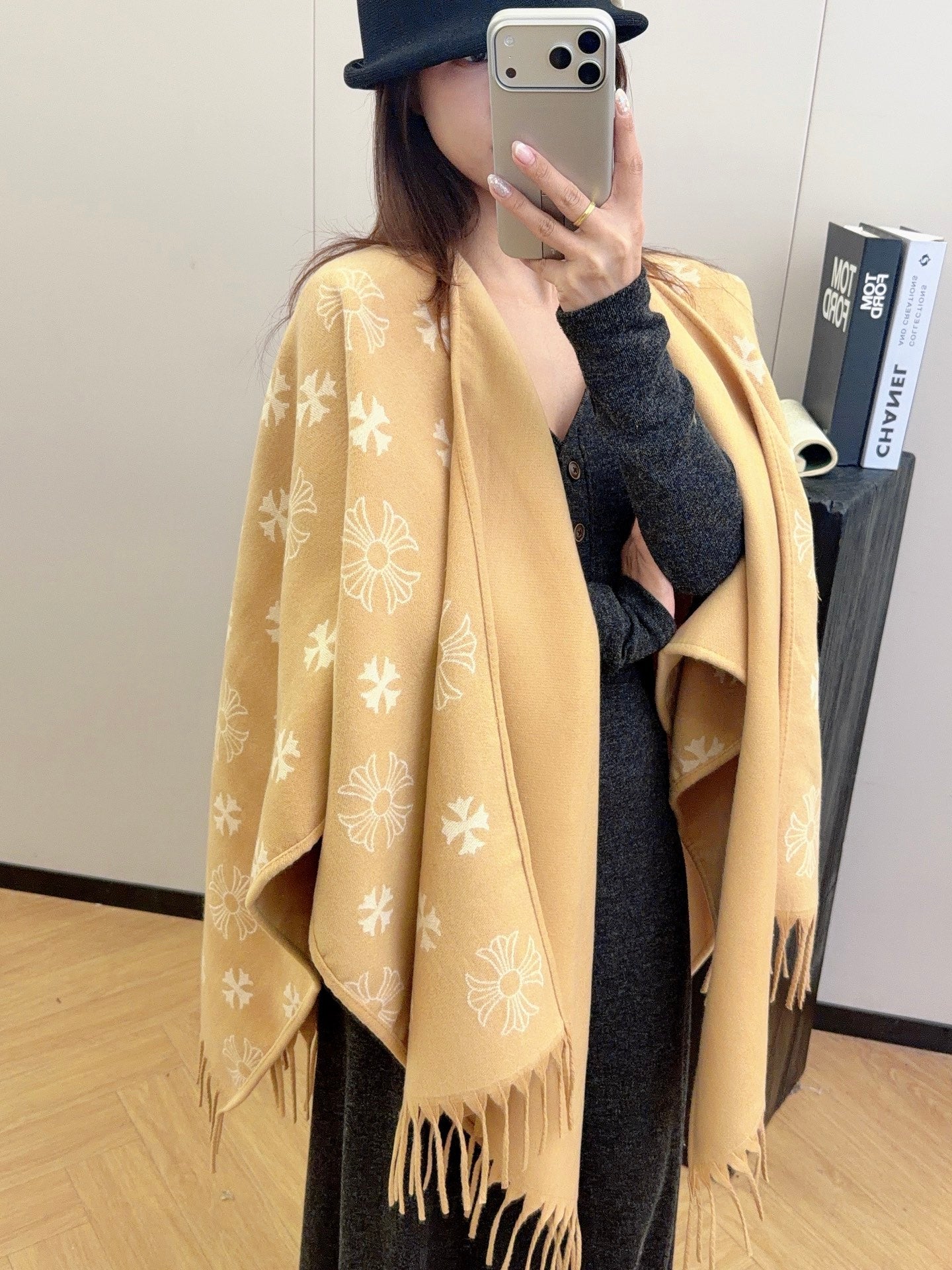 W1R86A57 Popular cape