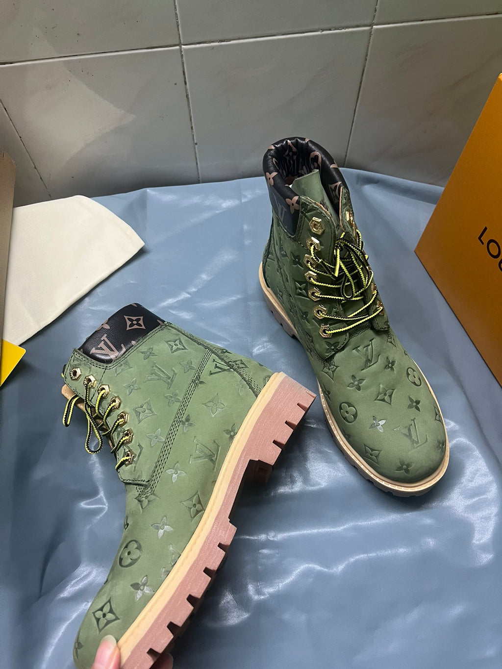 Z2Q105E382 Popular high-quality leather Boots