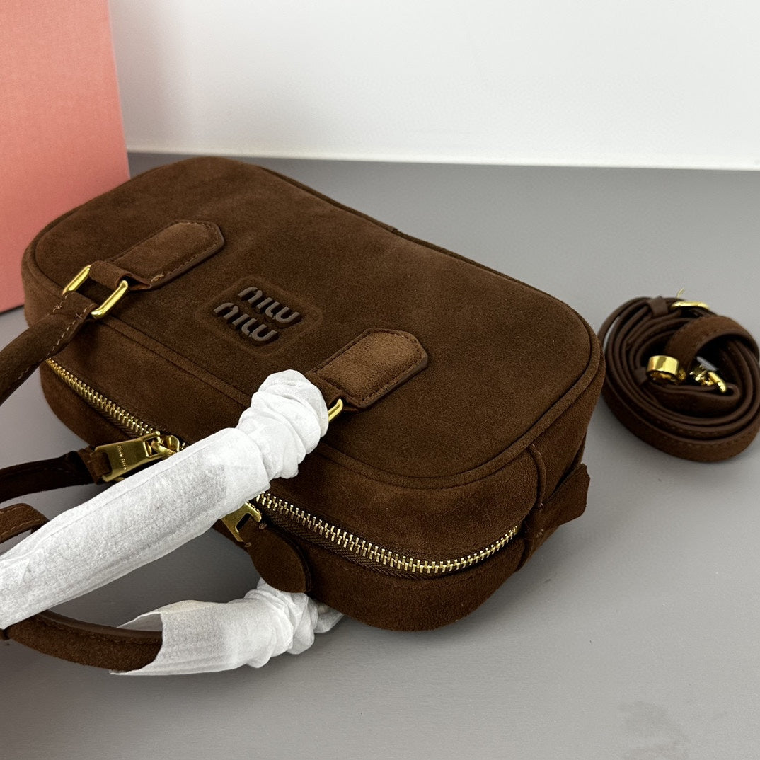 B1P46A149 Popular leather bags(22x10.5x7.5cm)