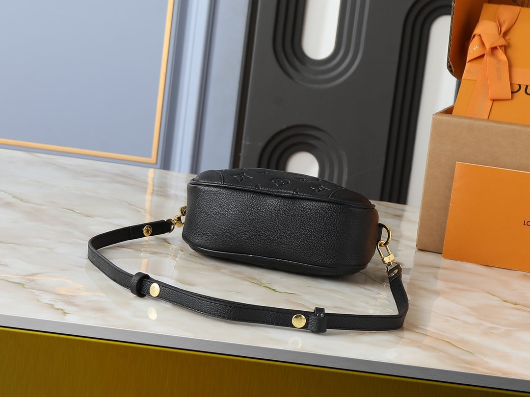 B1R15E147 Popular leather bag