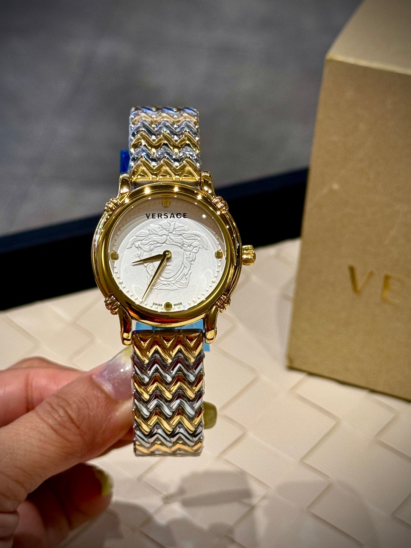 L1R36V77 Popular Watches