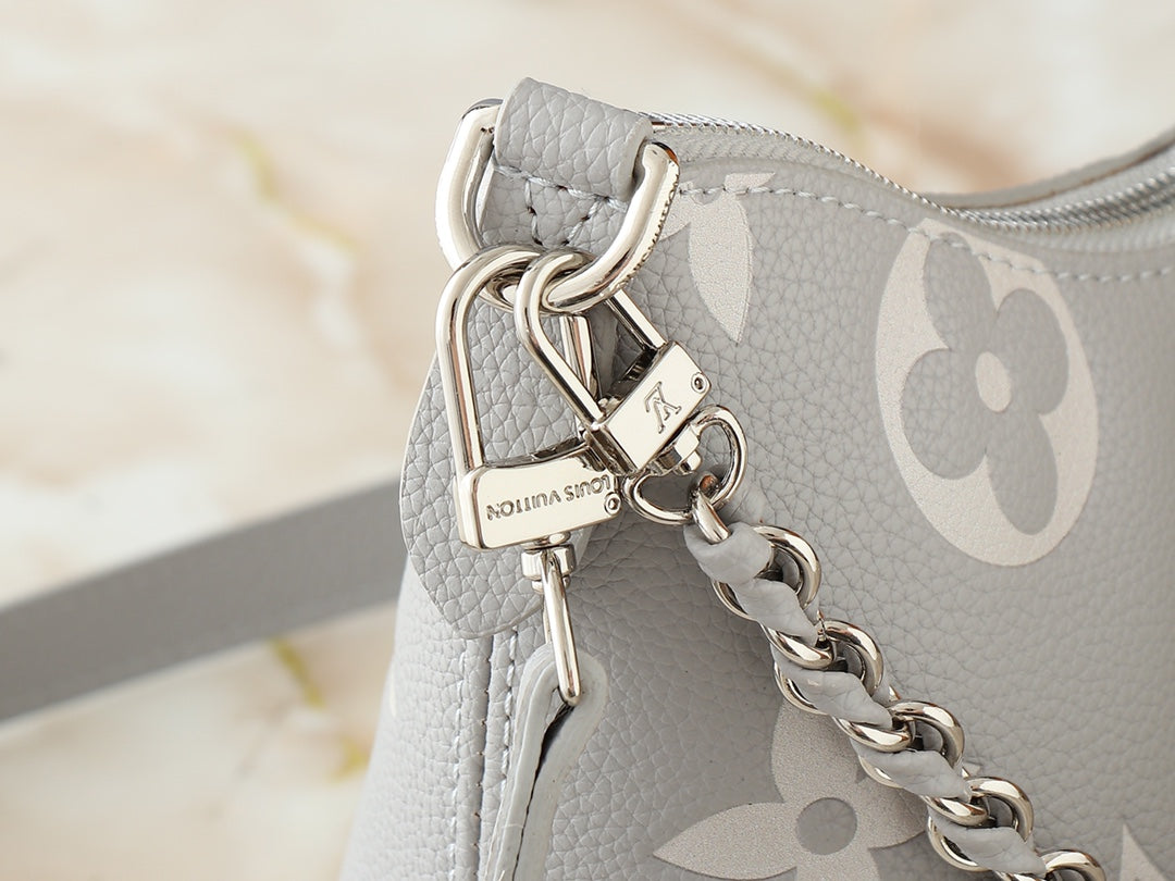 B1R76E49 Popular leather bag