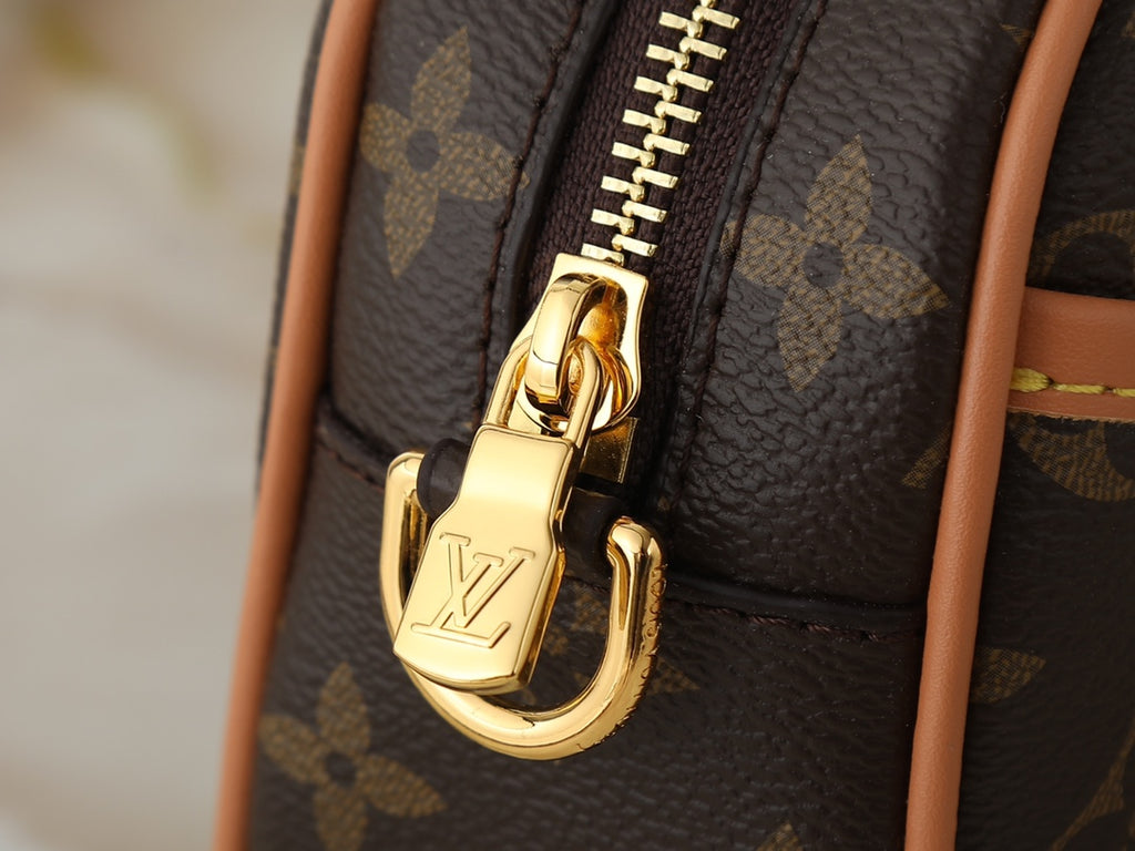 B1R15E147 Popular leather bag