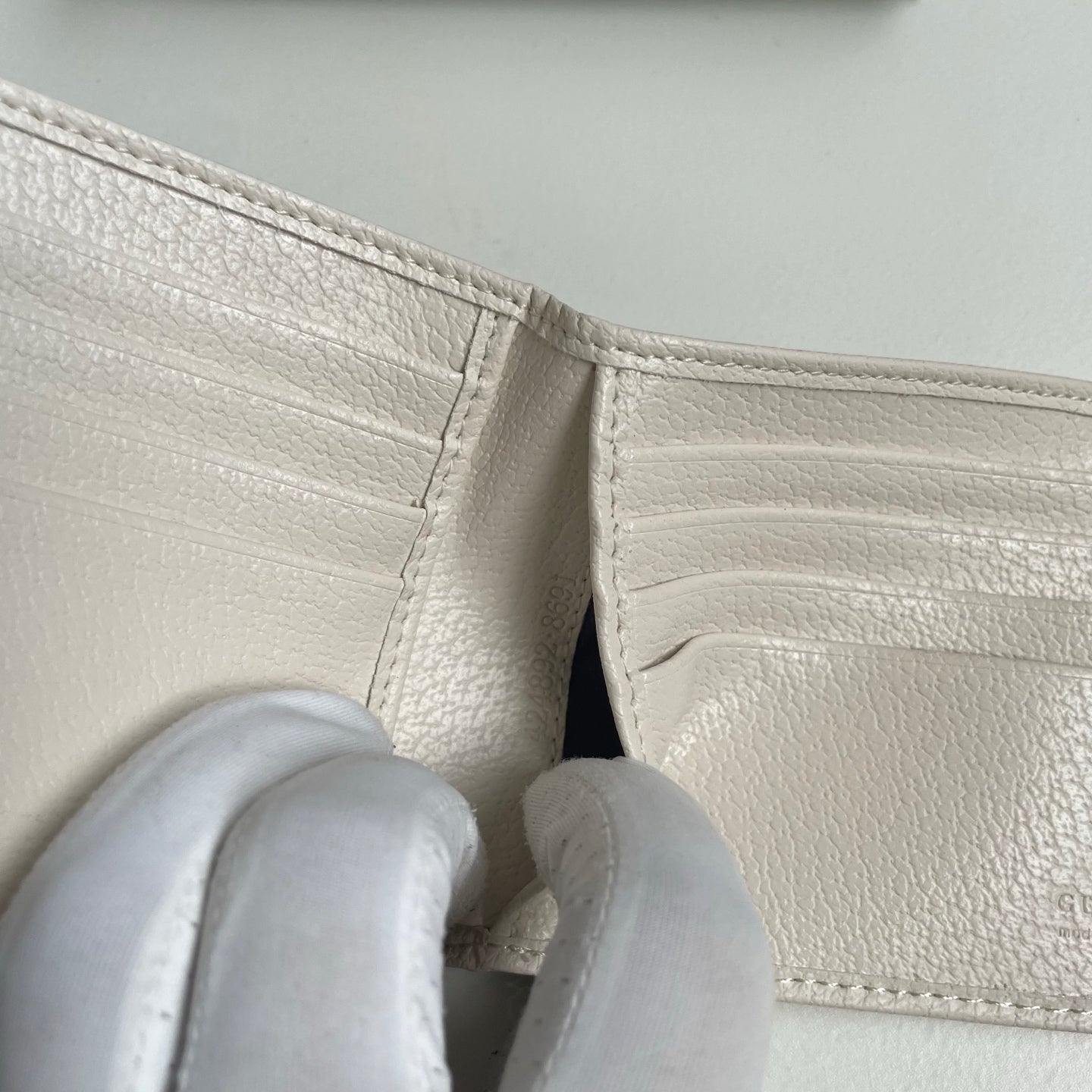 B1X46B7 Popular leather wallets ( with full packaging )