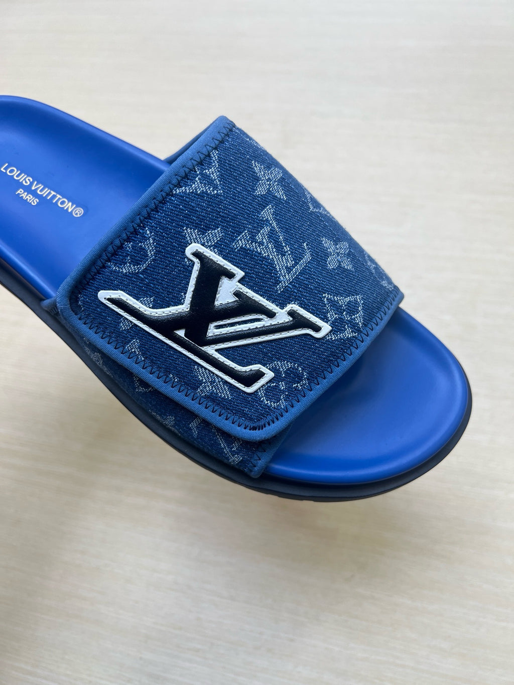 Z5R66E21 Popular  Slippers
