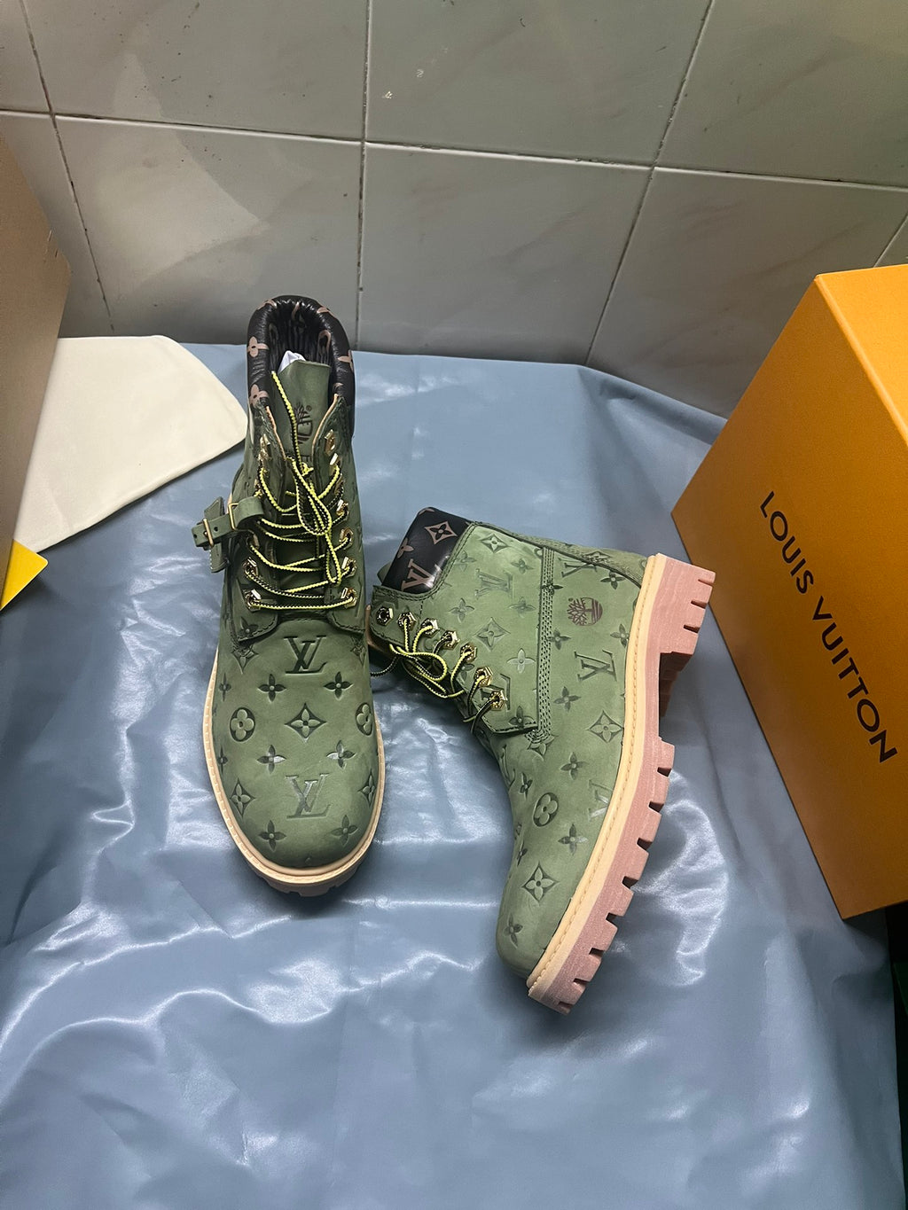 Z2Q105E382 Popular high-quality leather Boots