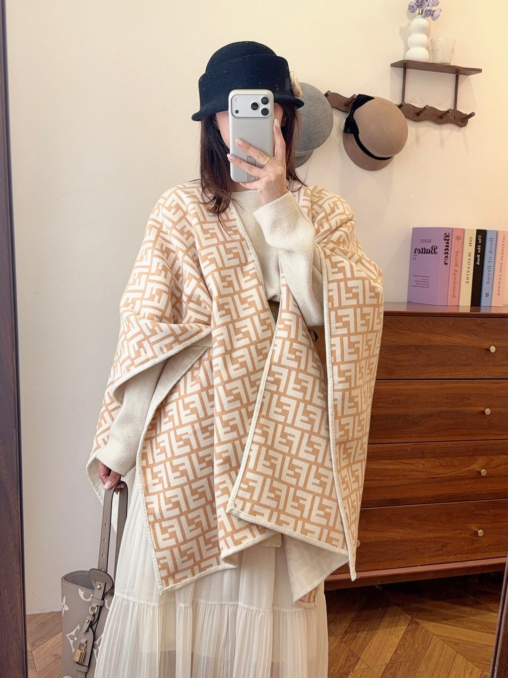 W1R86F43 Popular cape