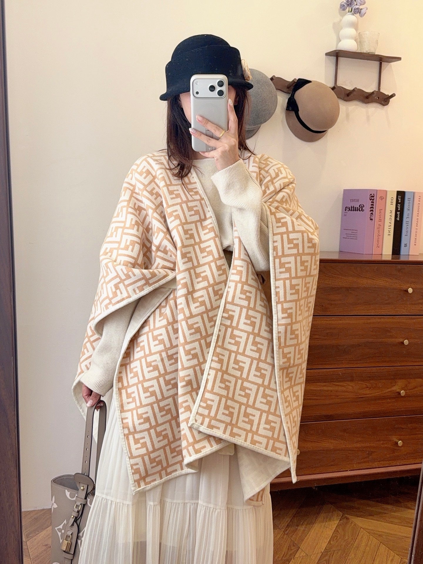 W1R86F43 Popular cape