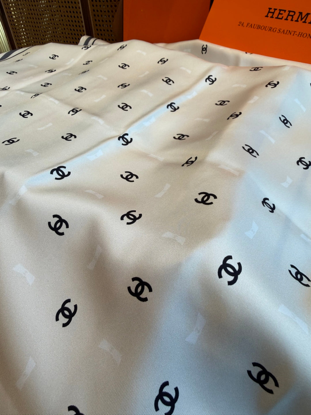W1N46C15 Popular Silk Scarve