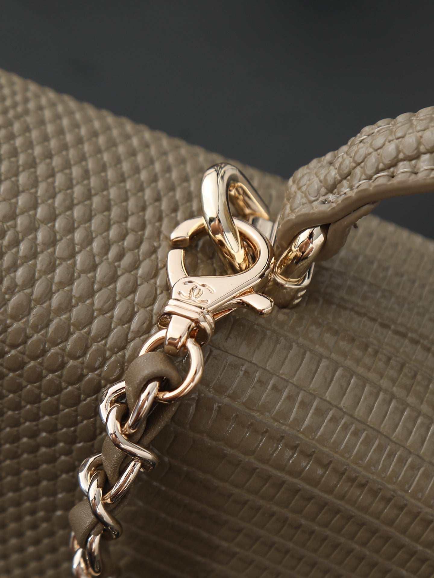 B1R76C23 Popular leather bag