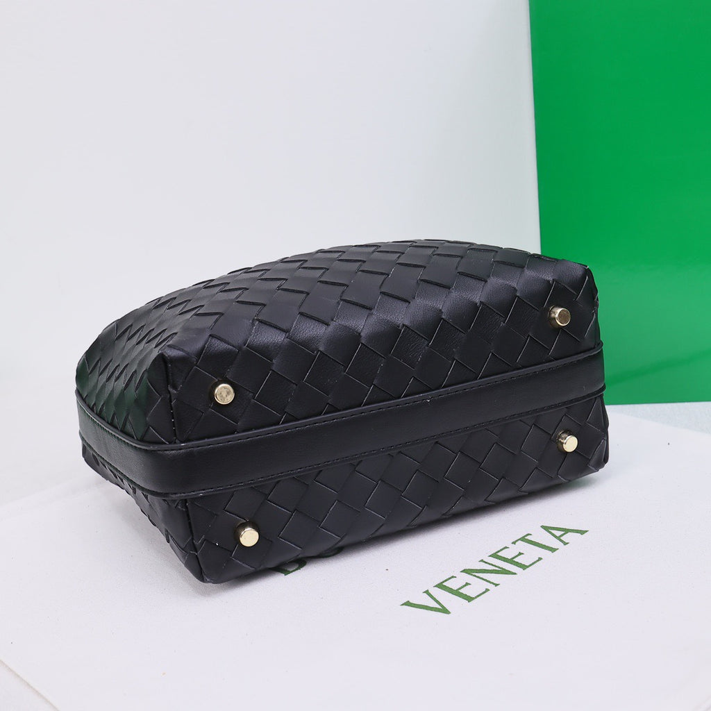 B1X76A11  Popular leather bag