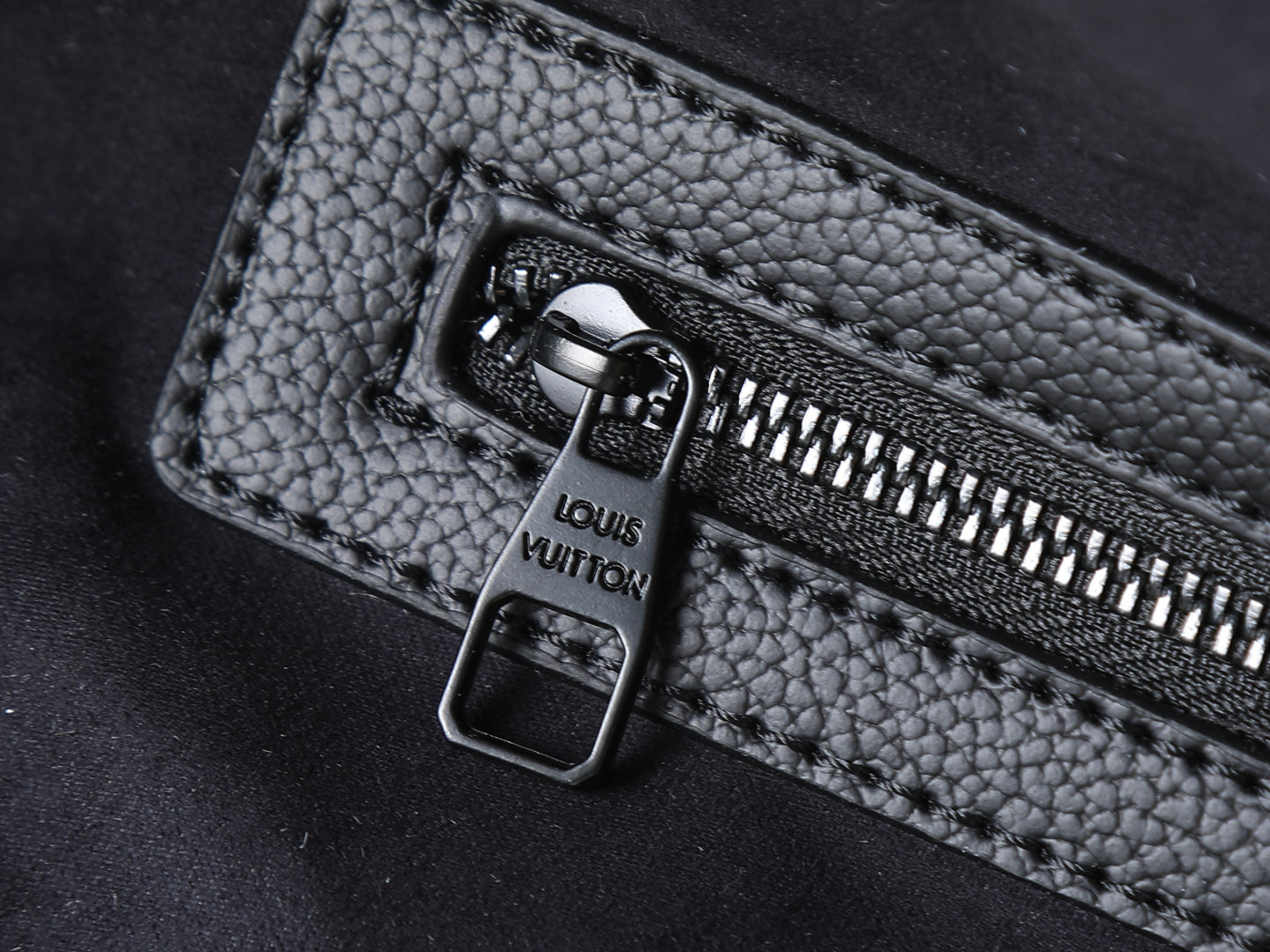 B1P36E24 Popular leather bag