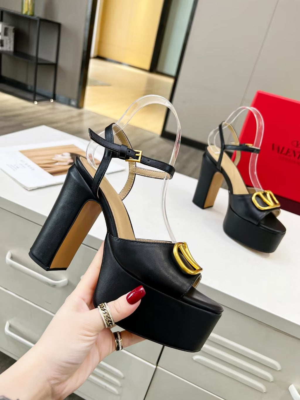 Z2YVL26 Popular leather  High heels