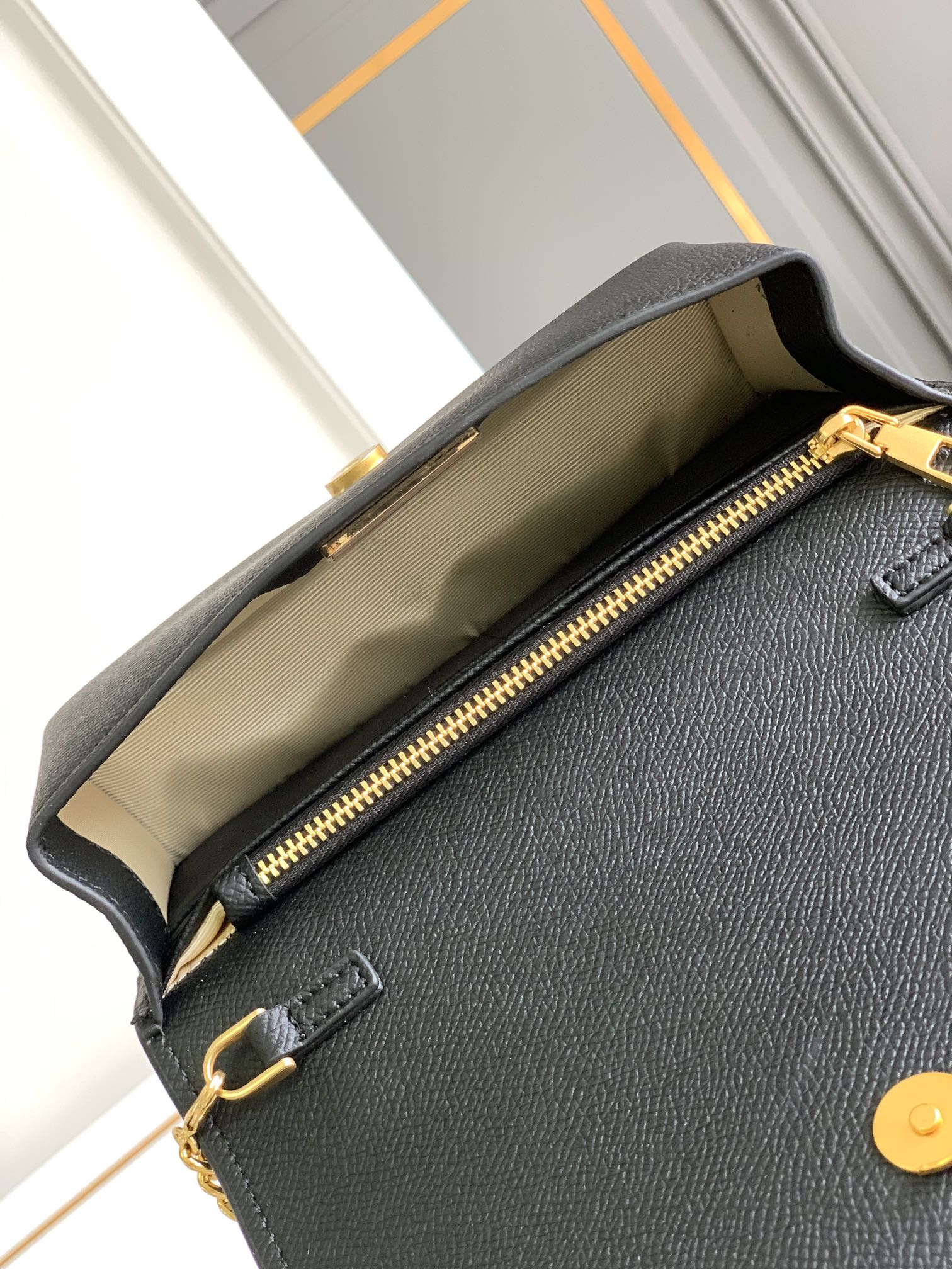 B1X44VL272 Popular leather bag 