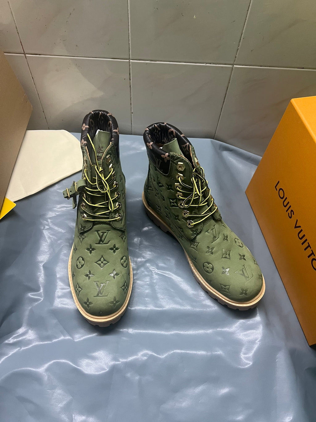 Z2Q105E382 Popular high-quality leather Boots