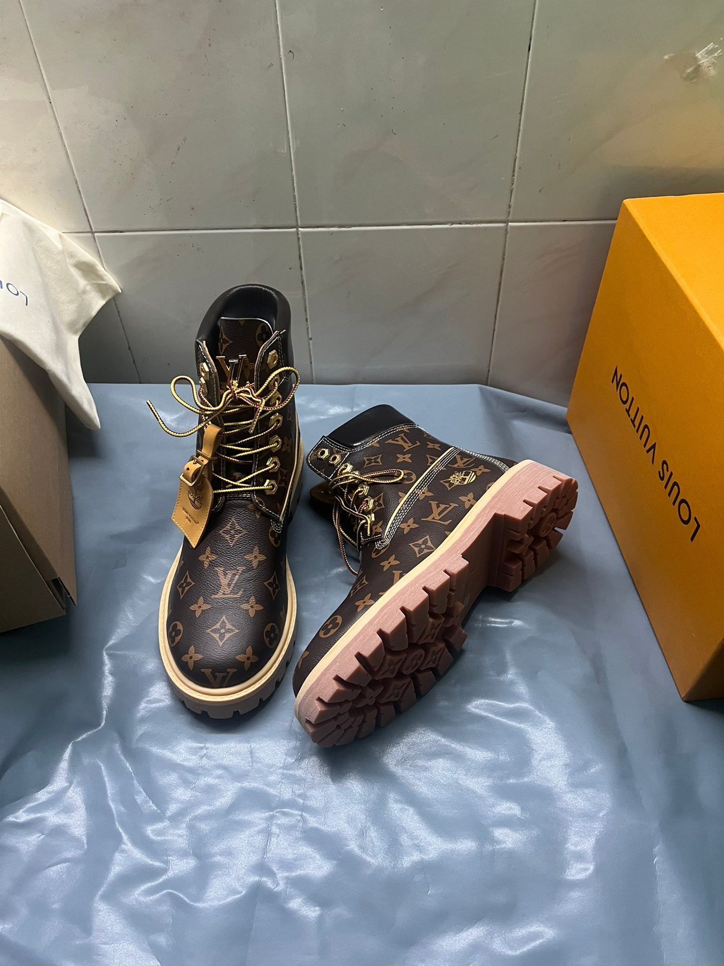 Z2Q105E382 Popular high-quality leather Boots