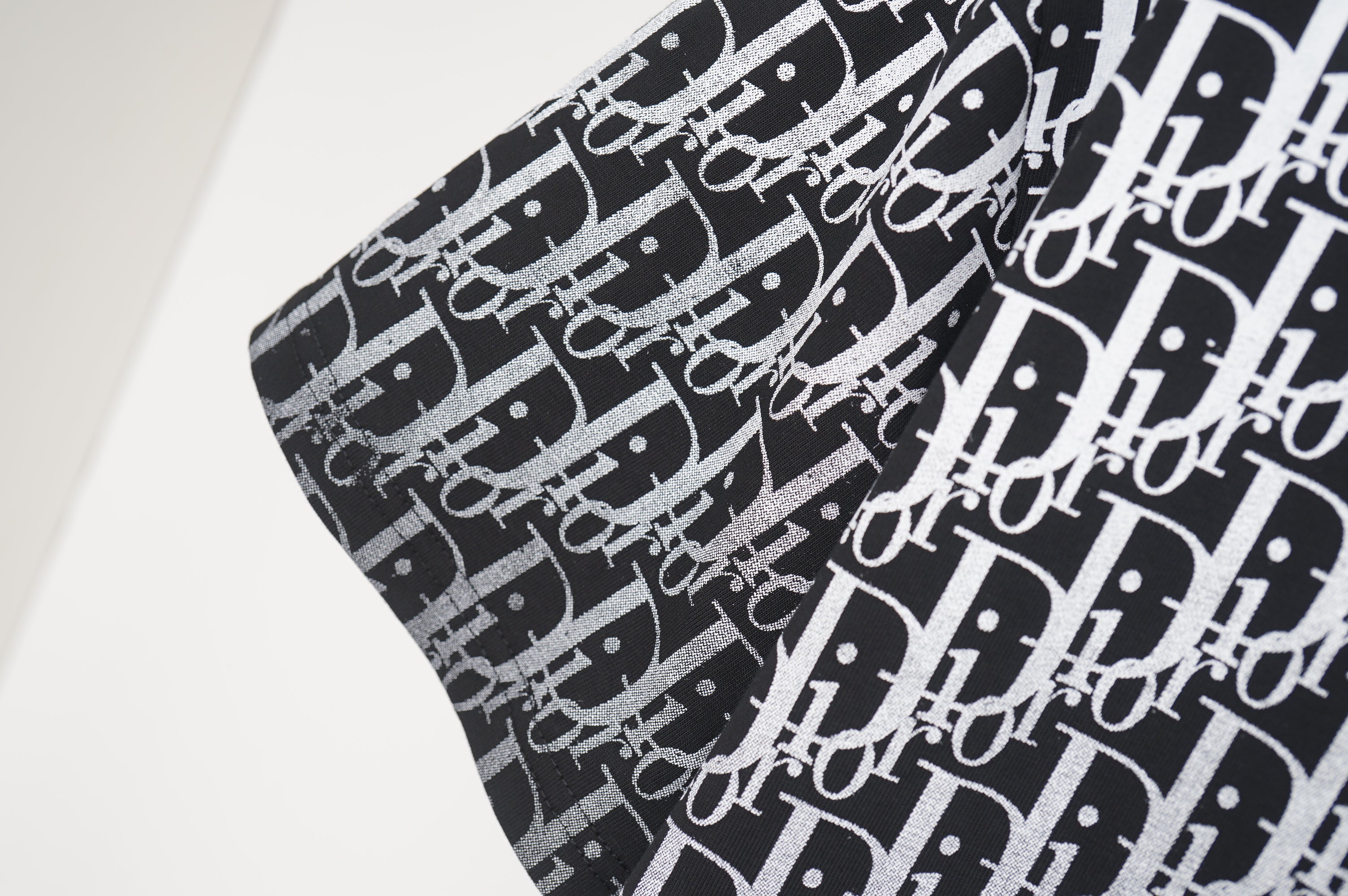U1R76D11 Popular T-shirts