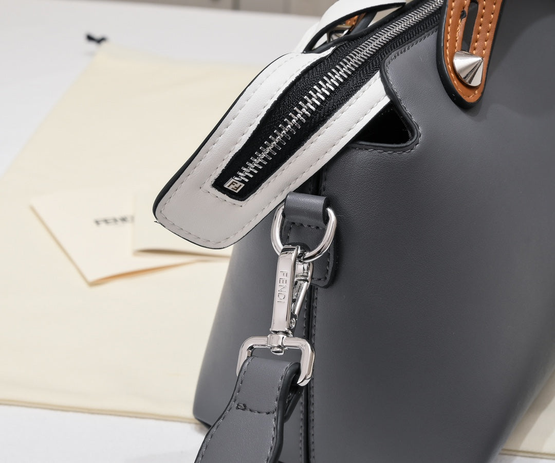 B12X43F132 Popular leather bag 
