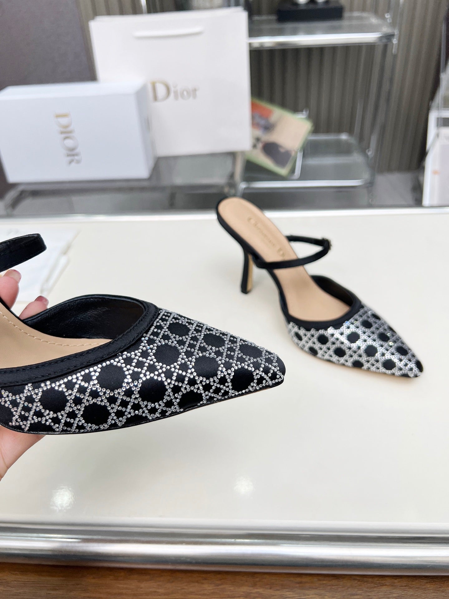 Z2Q95D117 Popular high-quality leather  High heels