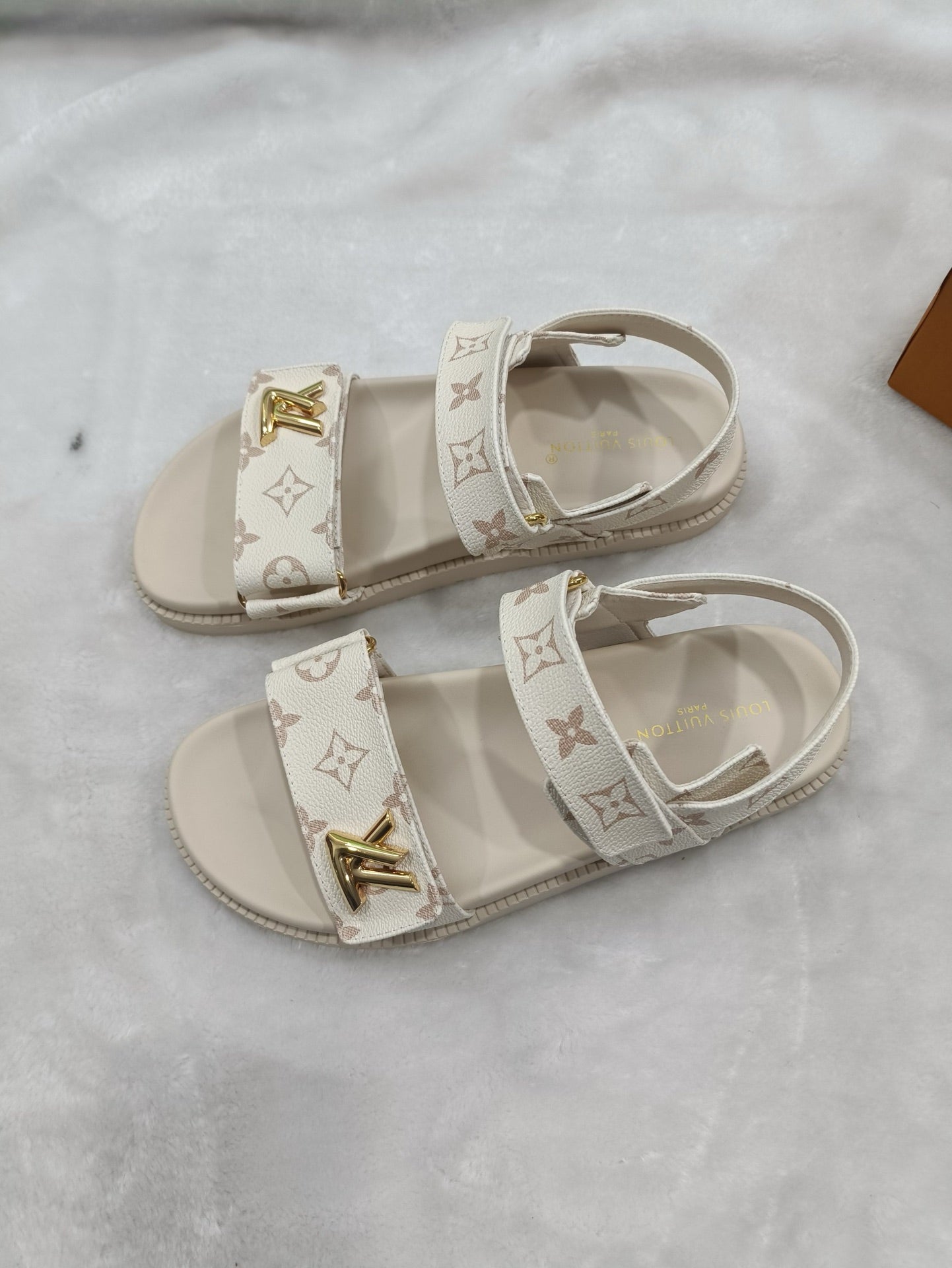 Z5LE211 Popular sandals