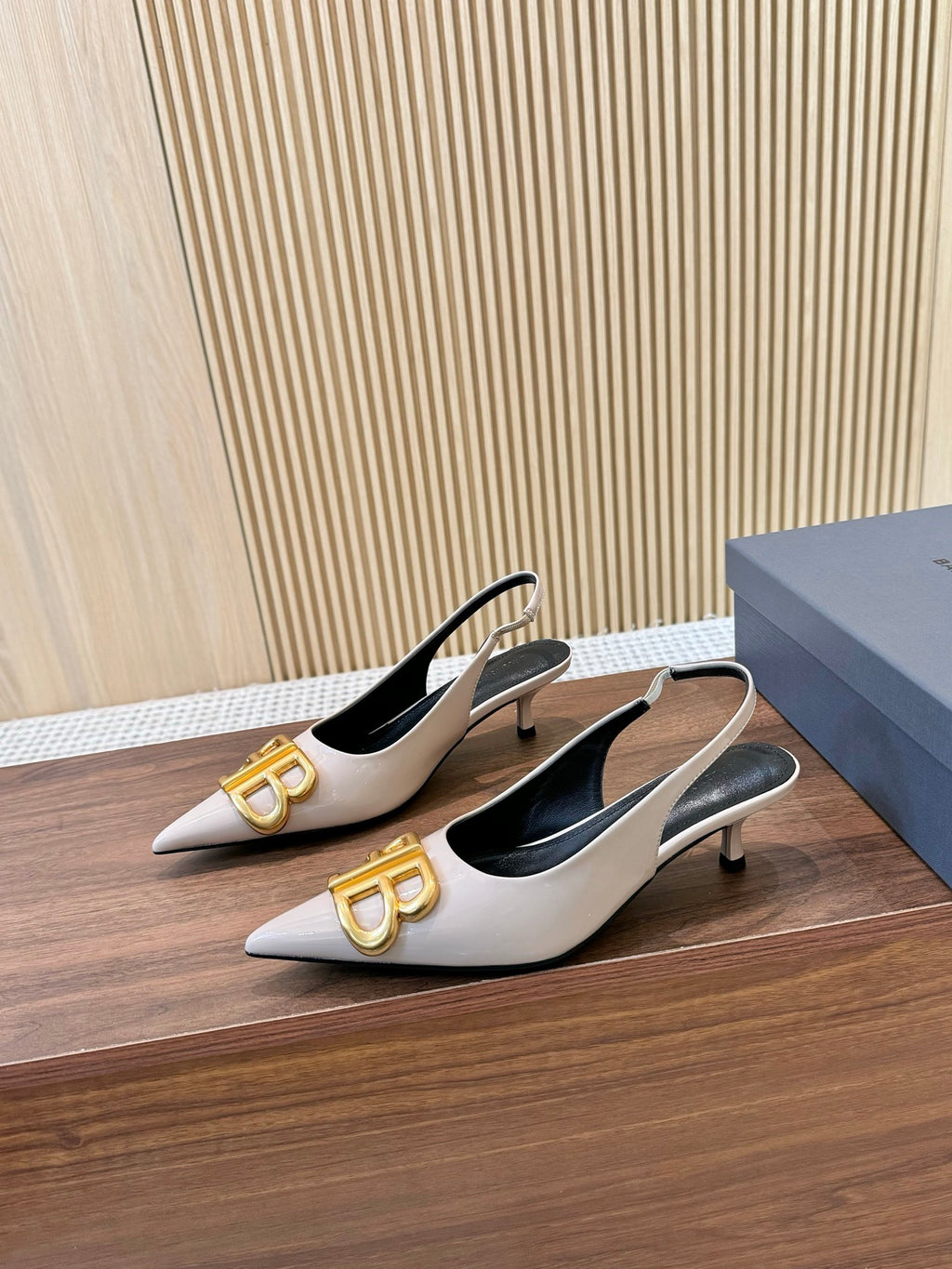 Z2Q55J45 Popular  leather High heels