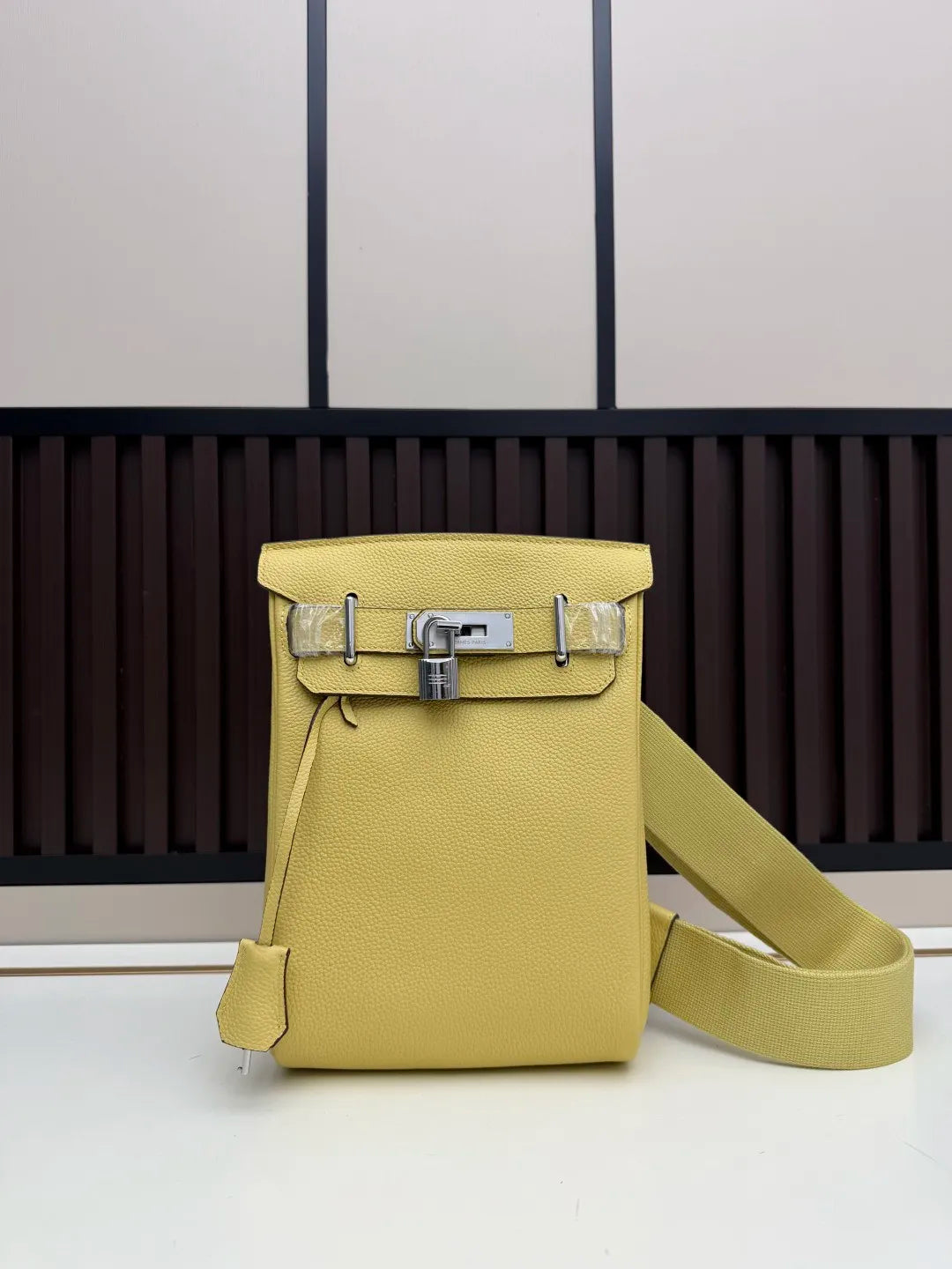 B1P36H46 Popular leather bag