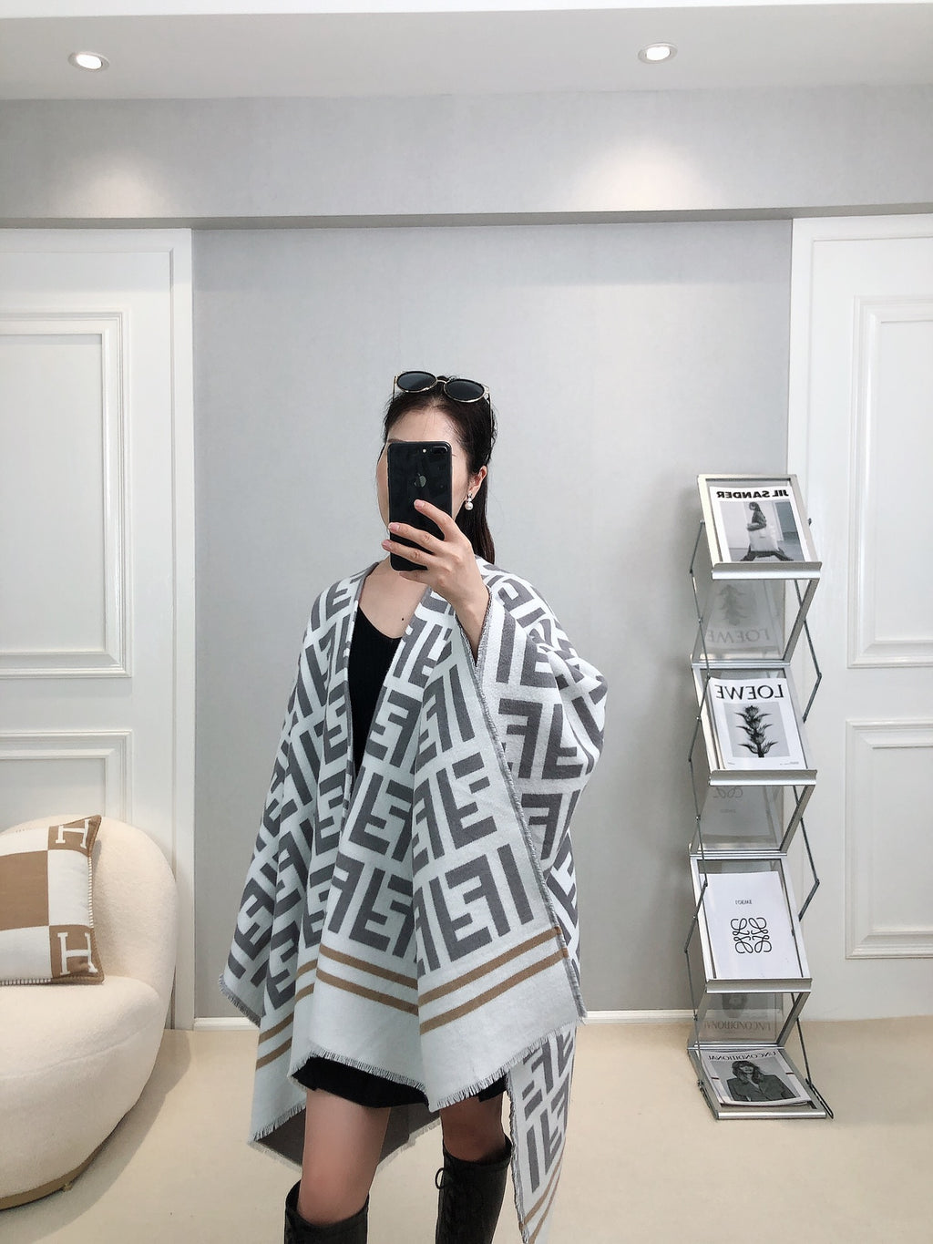W1R86F28 Popular cloak