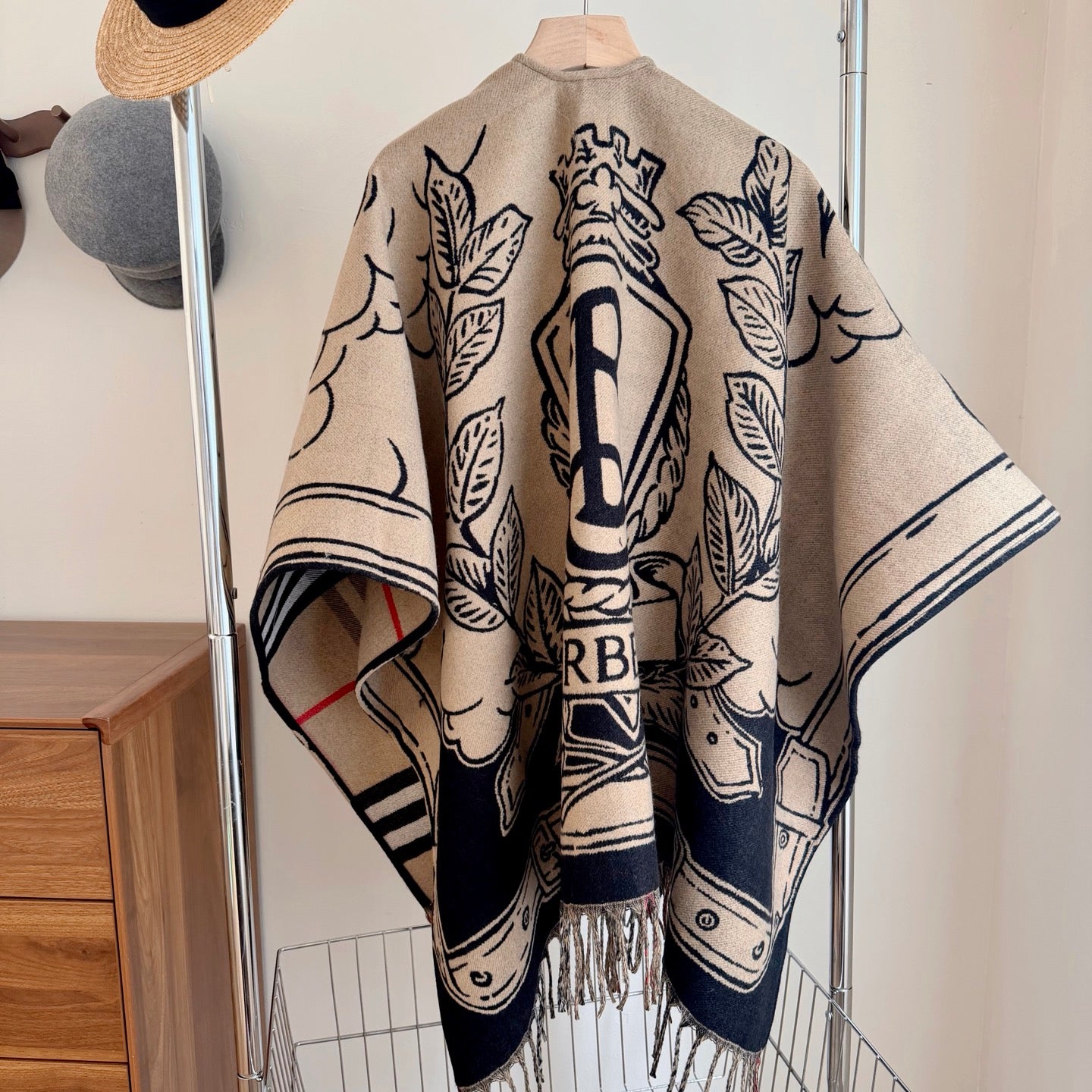 W1R86R46 Popular cape