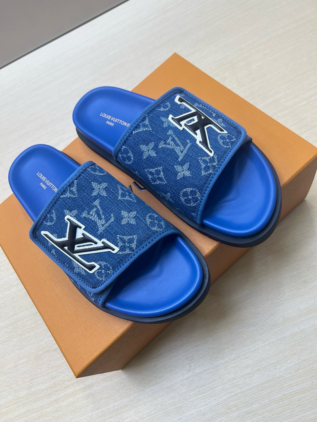 Z5R66E21 Popular  Slippers