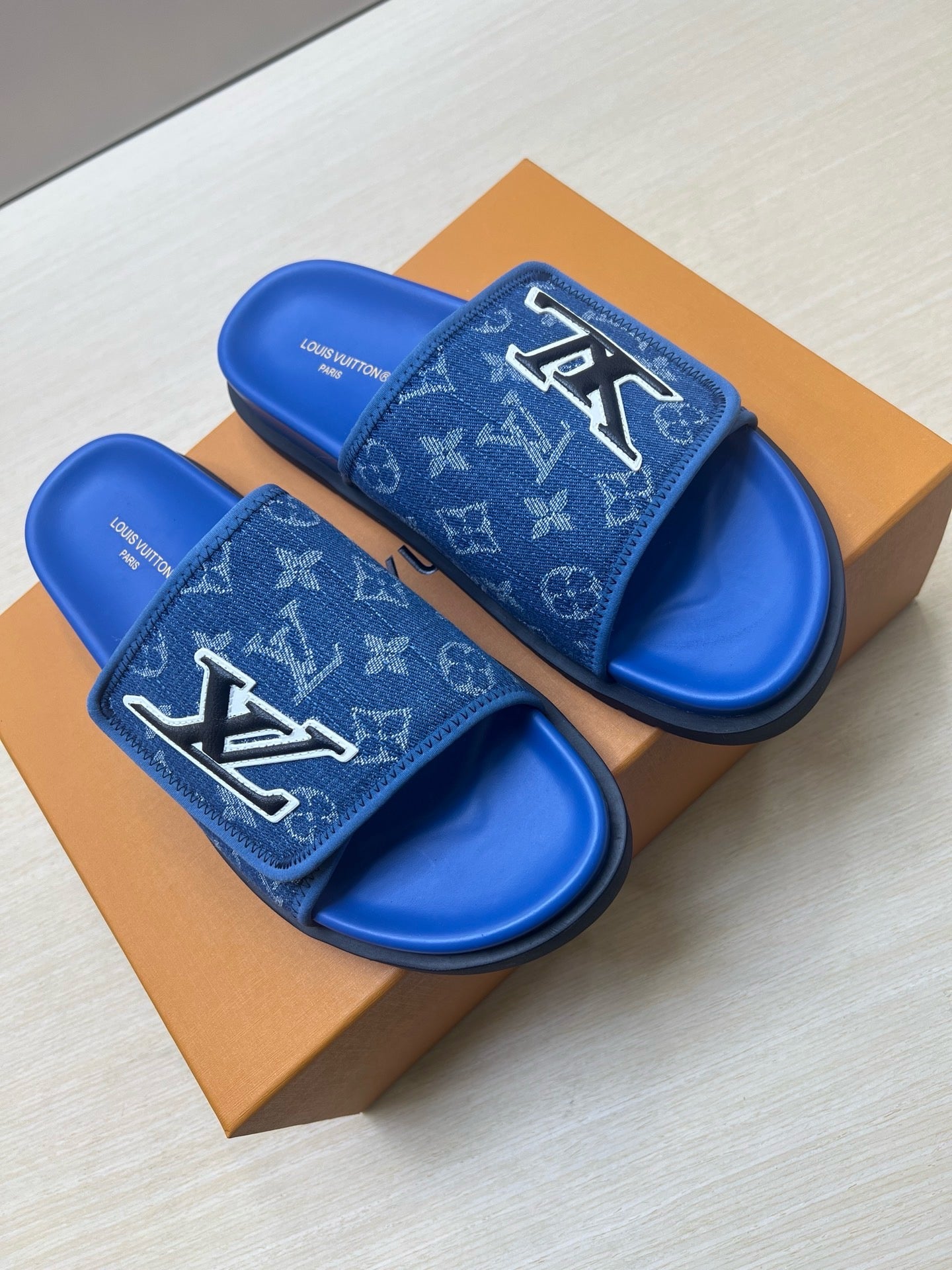 Z5R66E21 Popular  Slippers