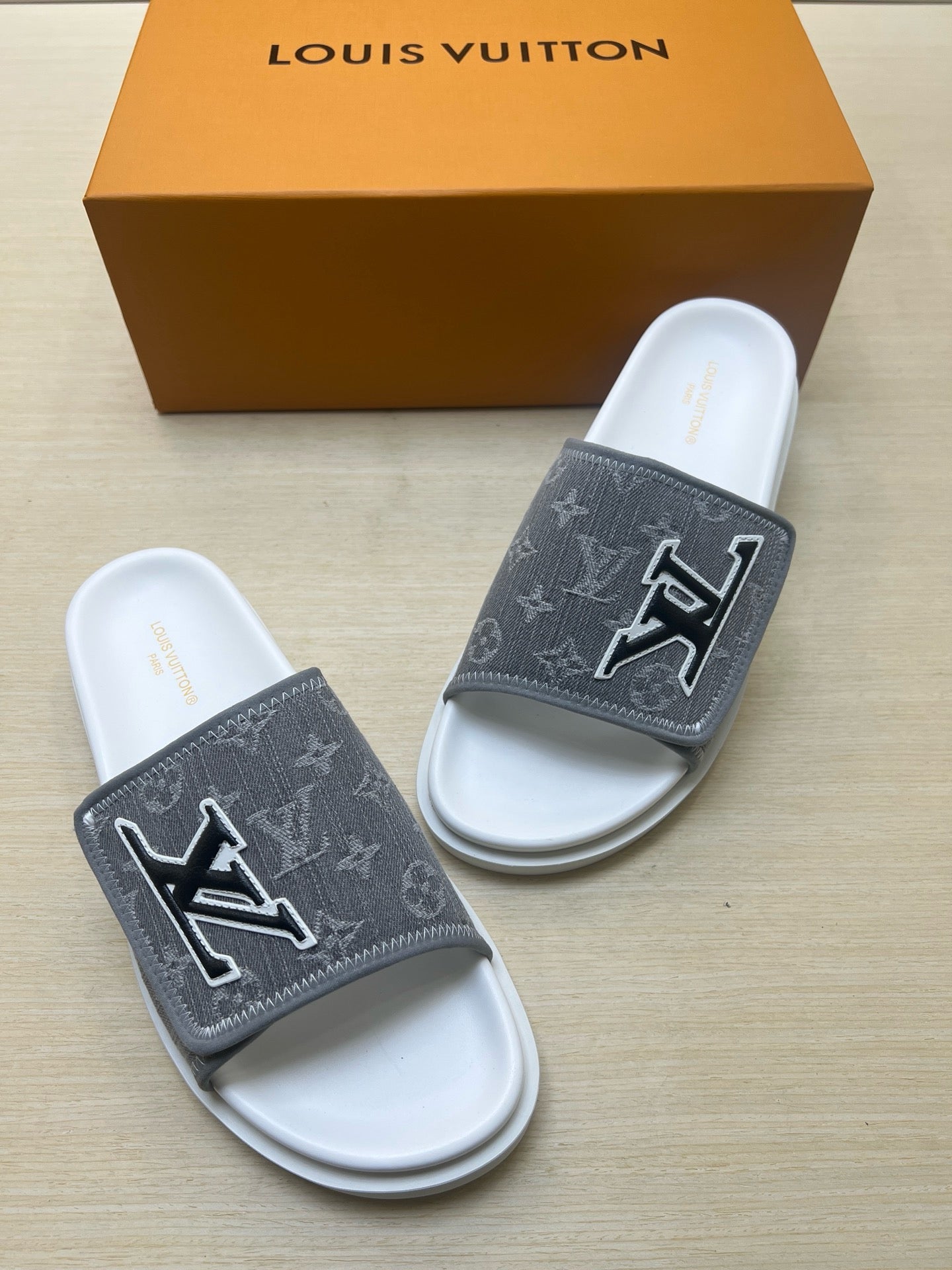 Z5R66E21 Popular  Slippers