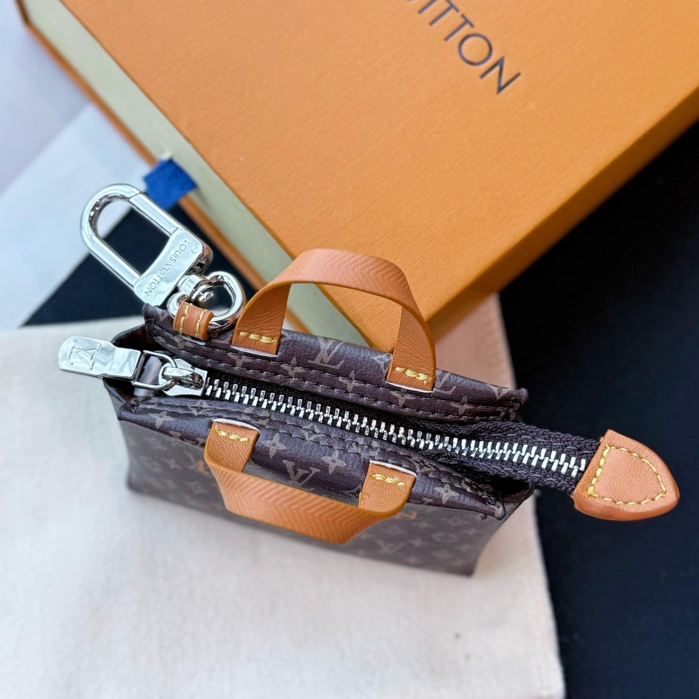 A1Z105E4 Popular bag 's charms accessories