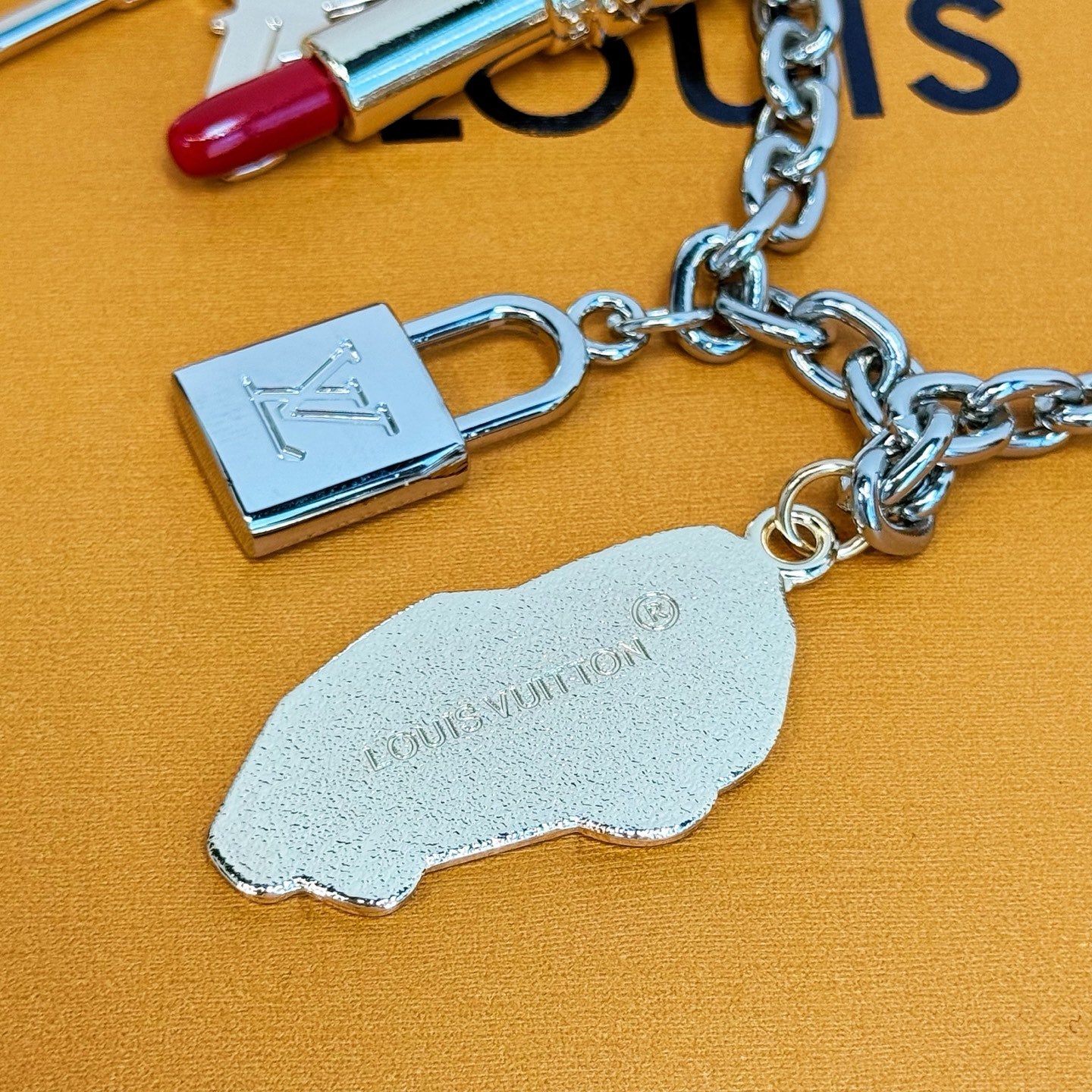 A1Q105E34 Popular bag 's charms accessories