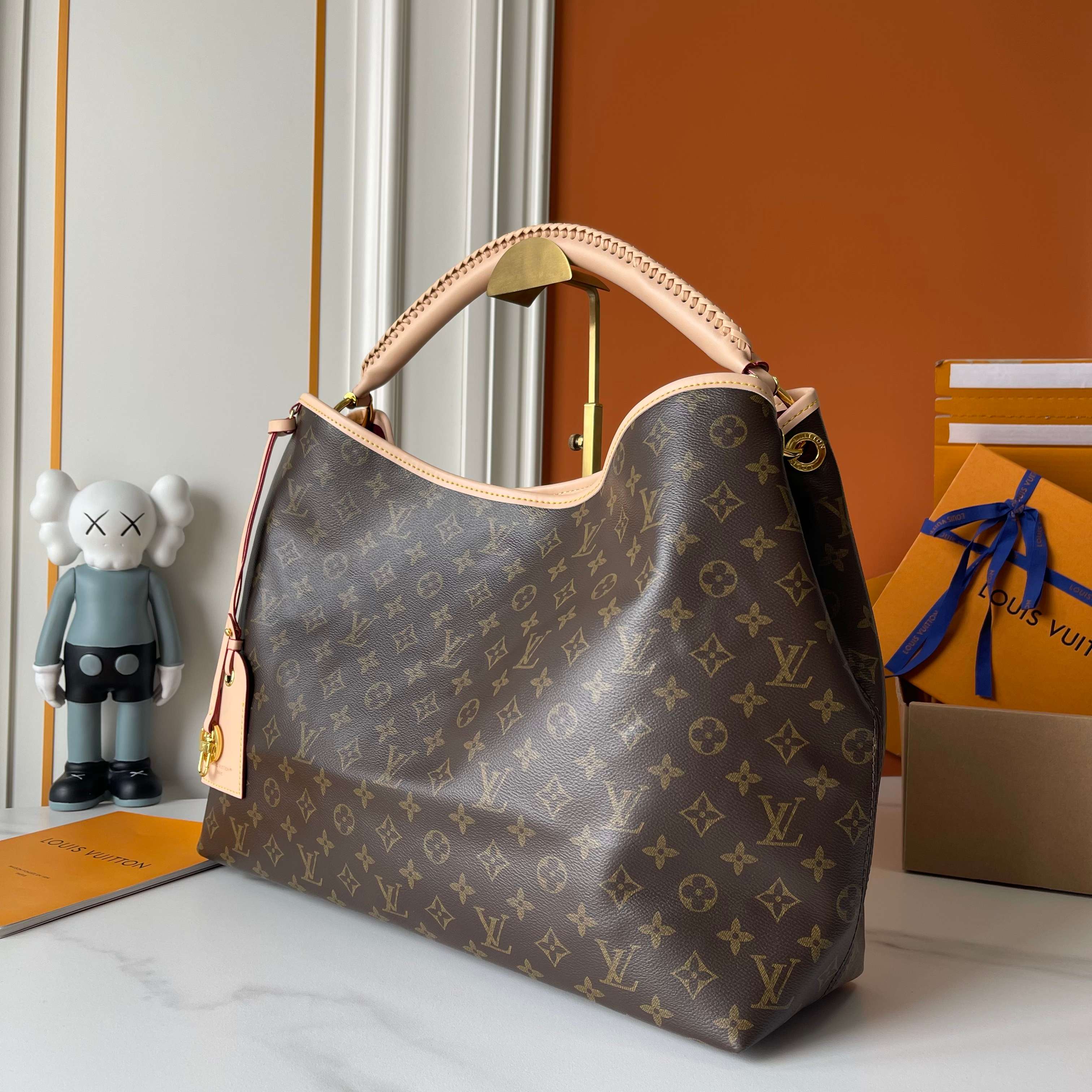 B1P46E68 Popular leather bag