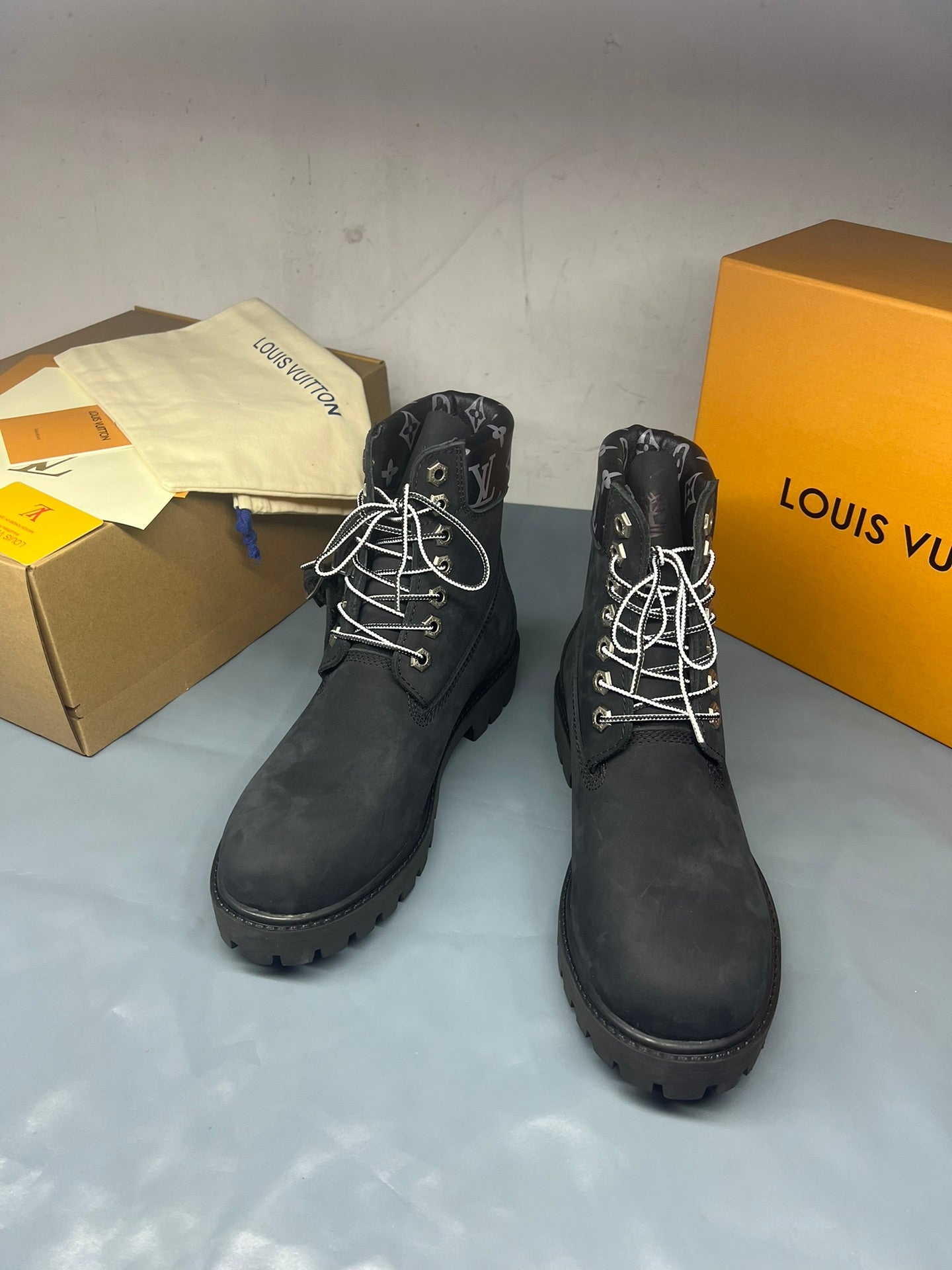 Z2Q105E383 Popular high-quality leather Boots