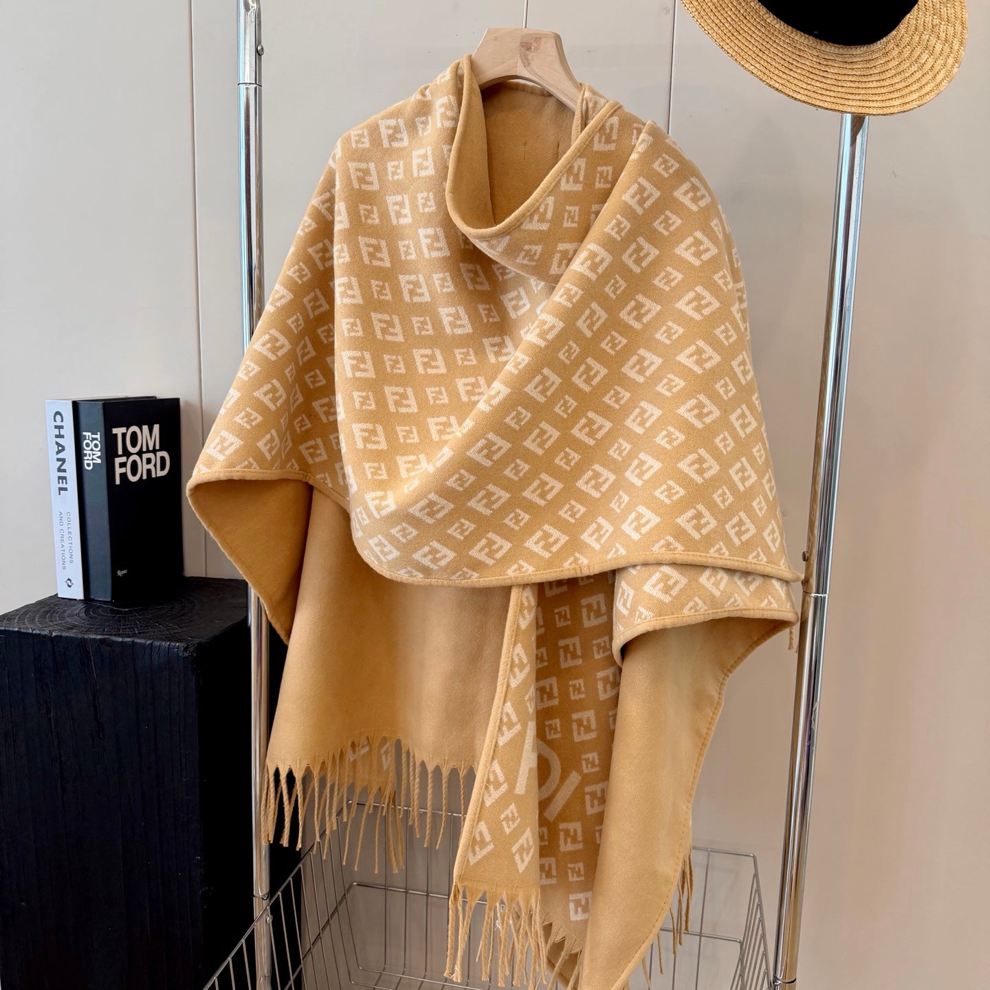 W1R86F59 Popular cape