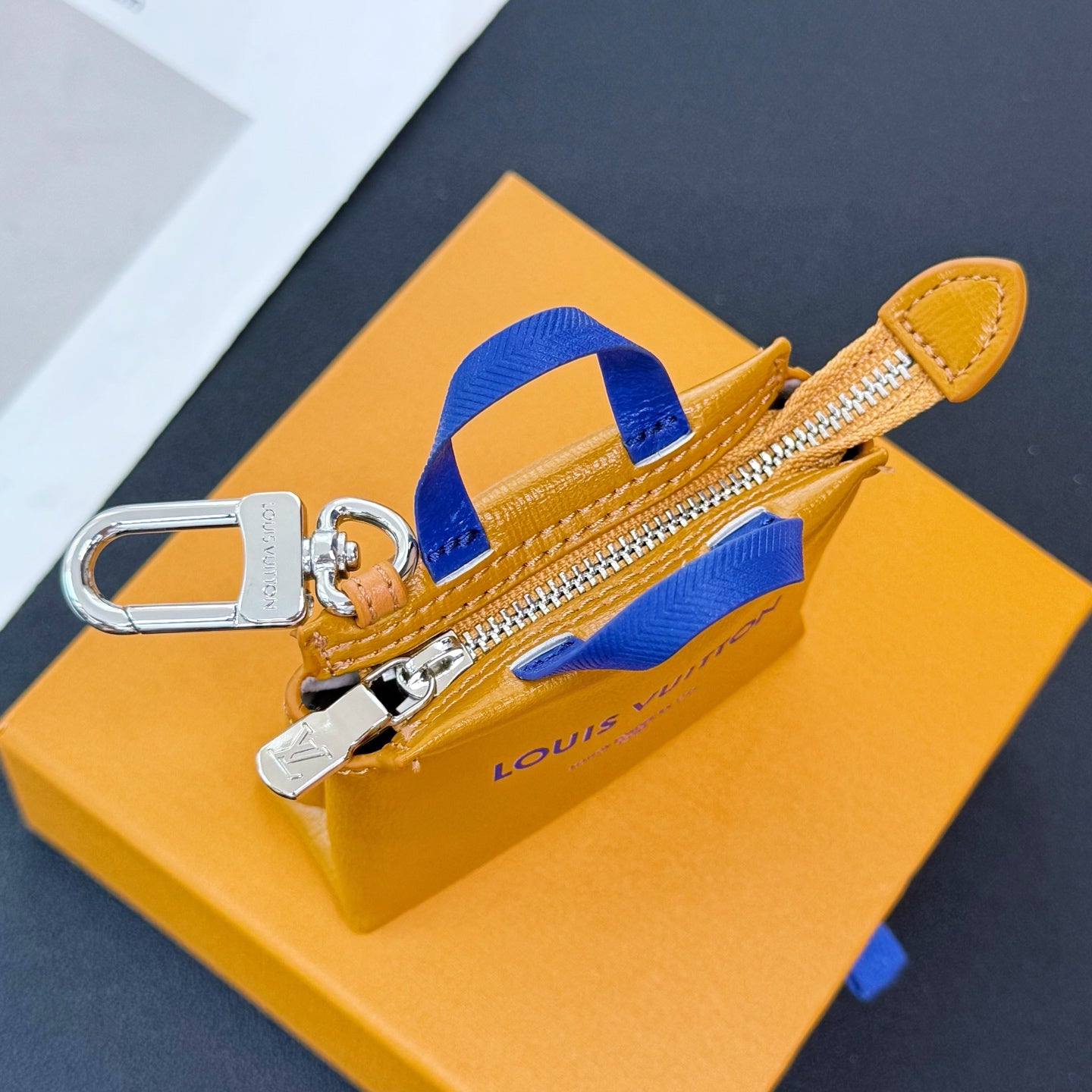 A1Z105E4 Popular bag 's charms accessories