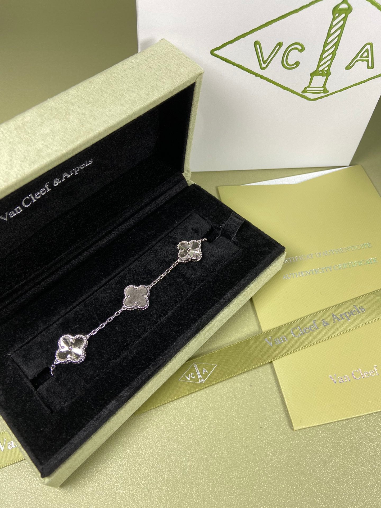 X5X94VA181K  Popular bracelets  5 flowers normal size1.5cm flower