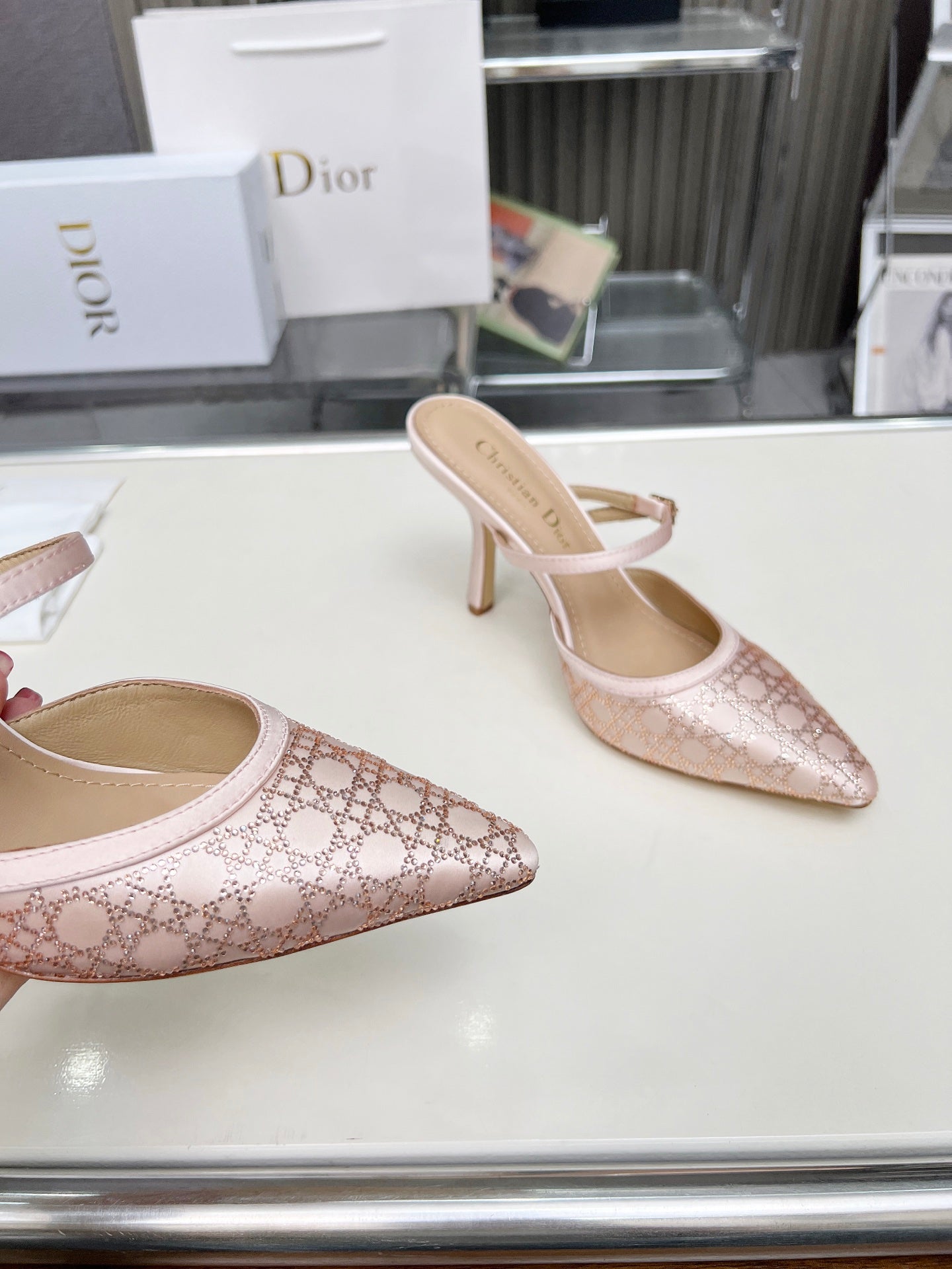 Z2Q95D117 Popular high-quality leather  High heels